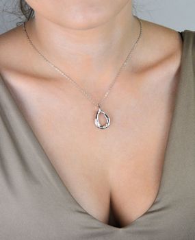 Nowoczesny naszyjnik MINET ze srebra próby 925, rodowany dla trwałego blasku. Designerska zawieszka i długość 45 cm – idealny wybór na co dzień i na specjalne okazje (2).JPG