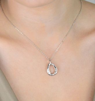 Nowoczesny naszyjnik MINET ze srebra próby 925, rodowany dla trwałego blasku. Designerska zawieszka i długość 45 cm – idealny wybór na co dzień i na specjalne okazje (5).JPG