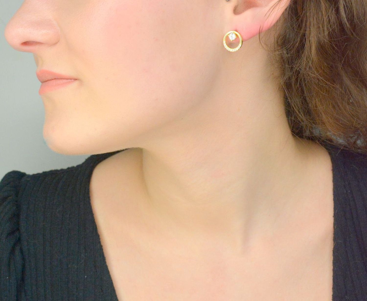 Kolczyki srebrne pozłacane z cyrkoniami, JMAS0276GE00 Srebrne kolczyki zostały wykonane z najwyższej jakości srebra próby 925. Idealny prezent dla każdej kobiety. 1.jpg