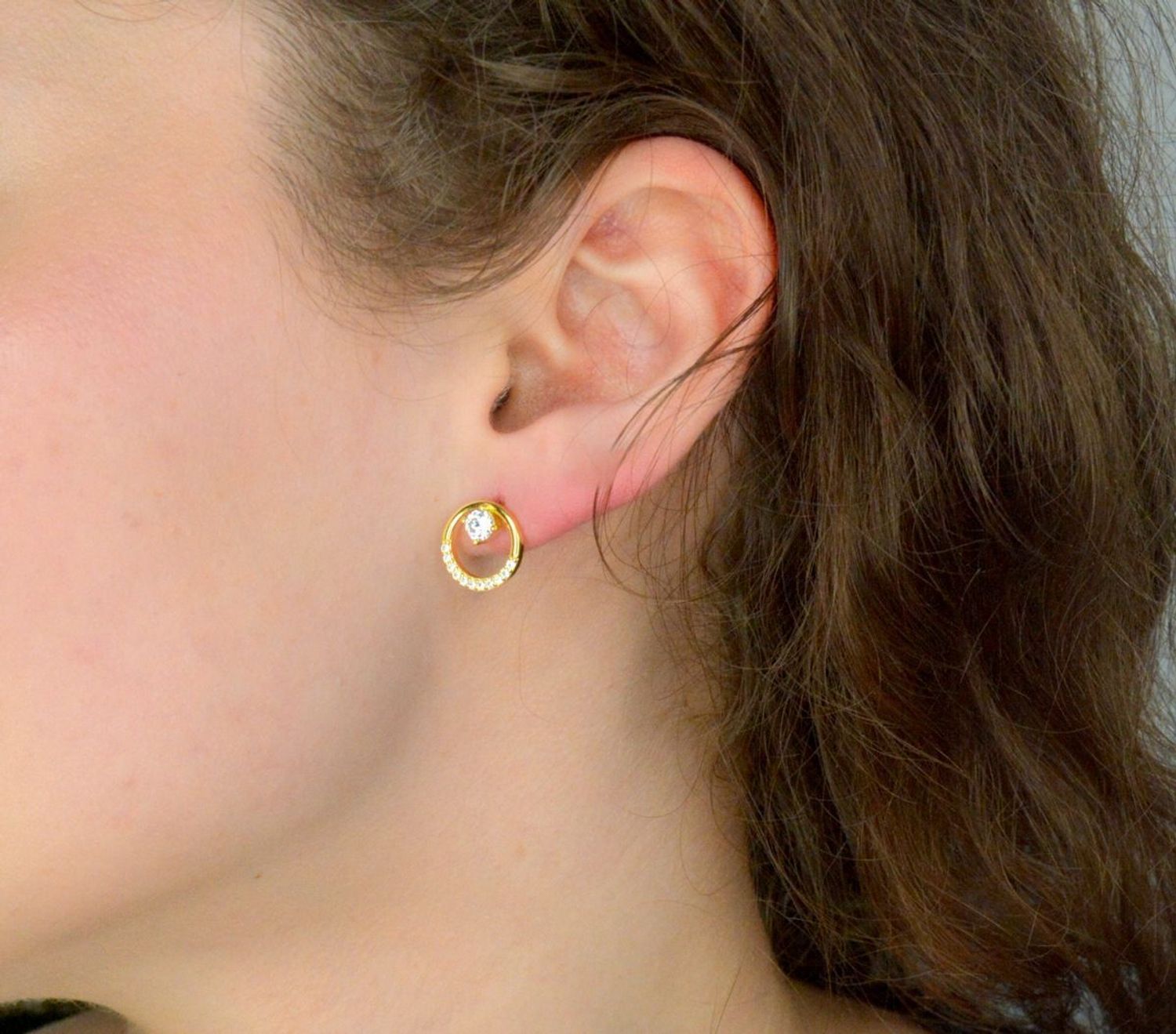 Kolczyki srebrne pozłacane z cyrkoniami, JMAS0276GE00 Srebrne kolczyki zostały wykonane z najwyższej jakości srebra próby 925. Idealny prezent dla każdej kobiety. 1.jpg