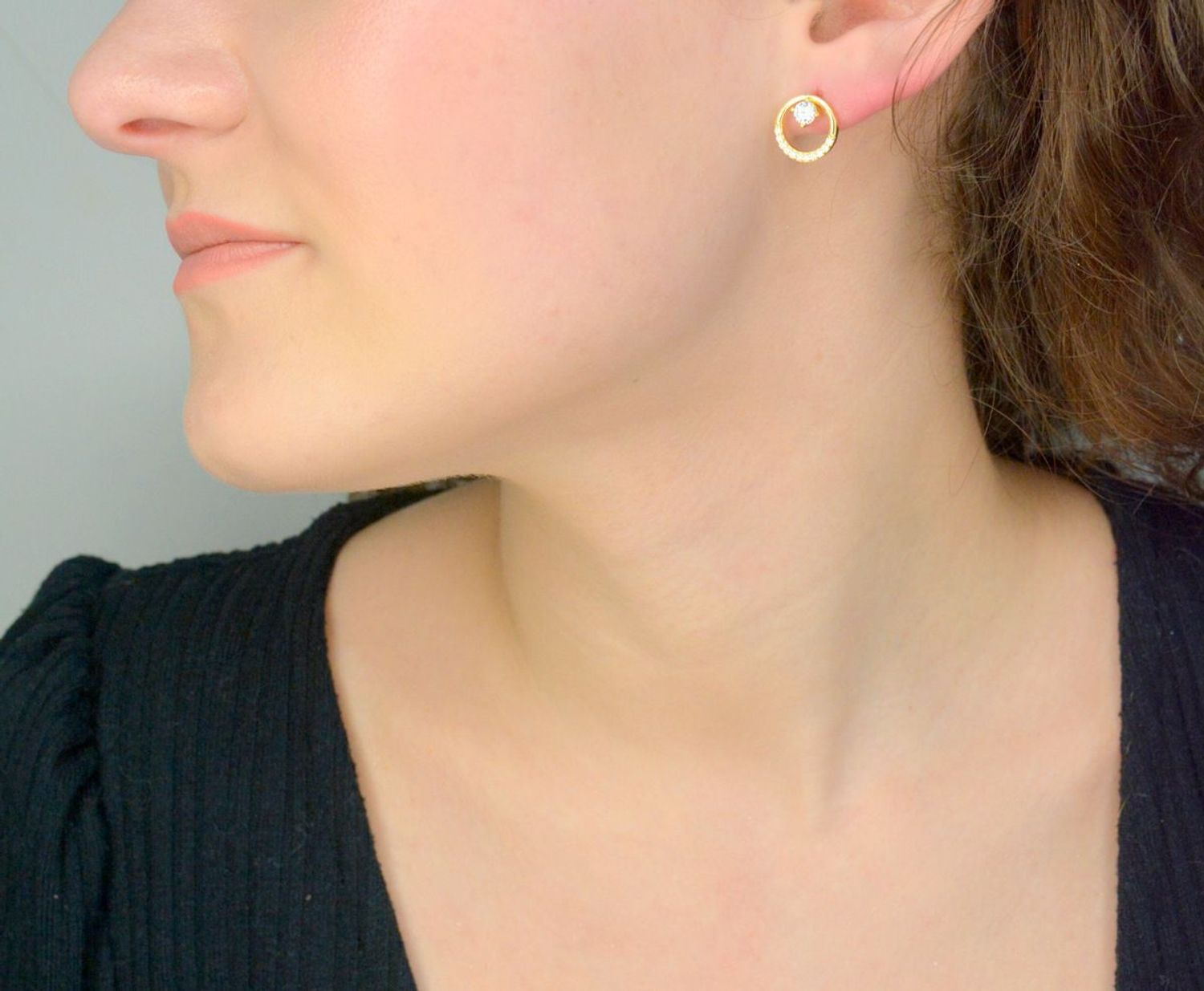 Kolczyki srebrne pozłacane z cyrkoniami, JMAS0276GE00 Srebrne kolczyki zostały wykonane z najwyższej jakości srebra próby 925. Idealny prezent dla każdej kobiety. 1.jpg