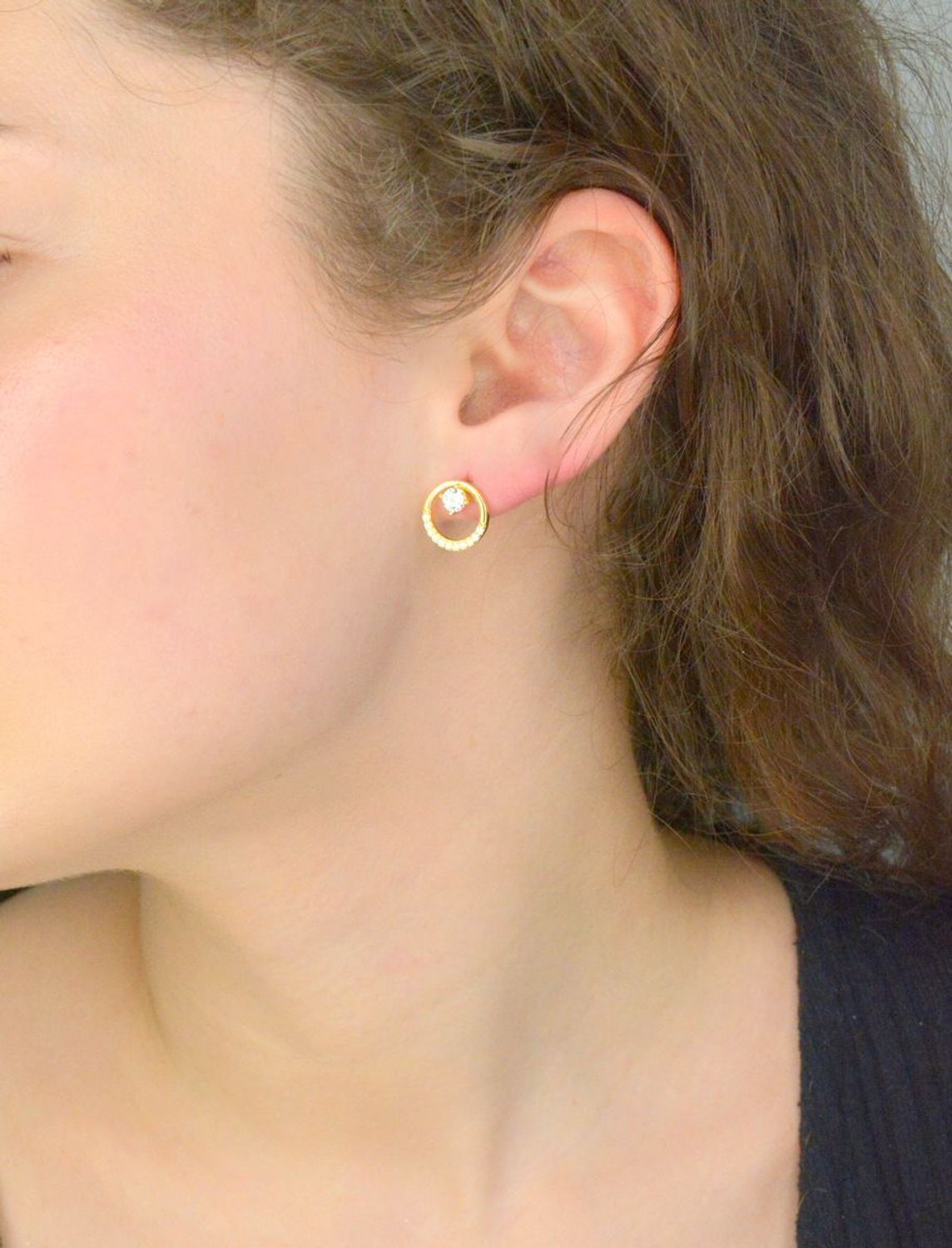 Kolczyki srebrne pozłacane z cyrkoniami, JMAS0276GE00 Srebrne kolczyki zostały wykonane z najwyższej jakości srebra próby 925. Idealny prezent dla każdej kobiety. 1.jpg