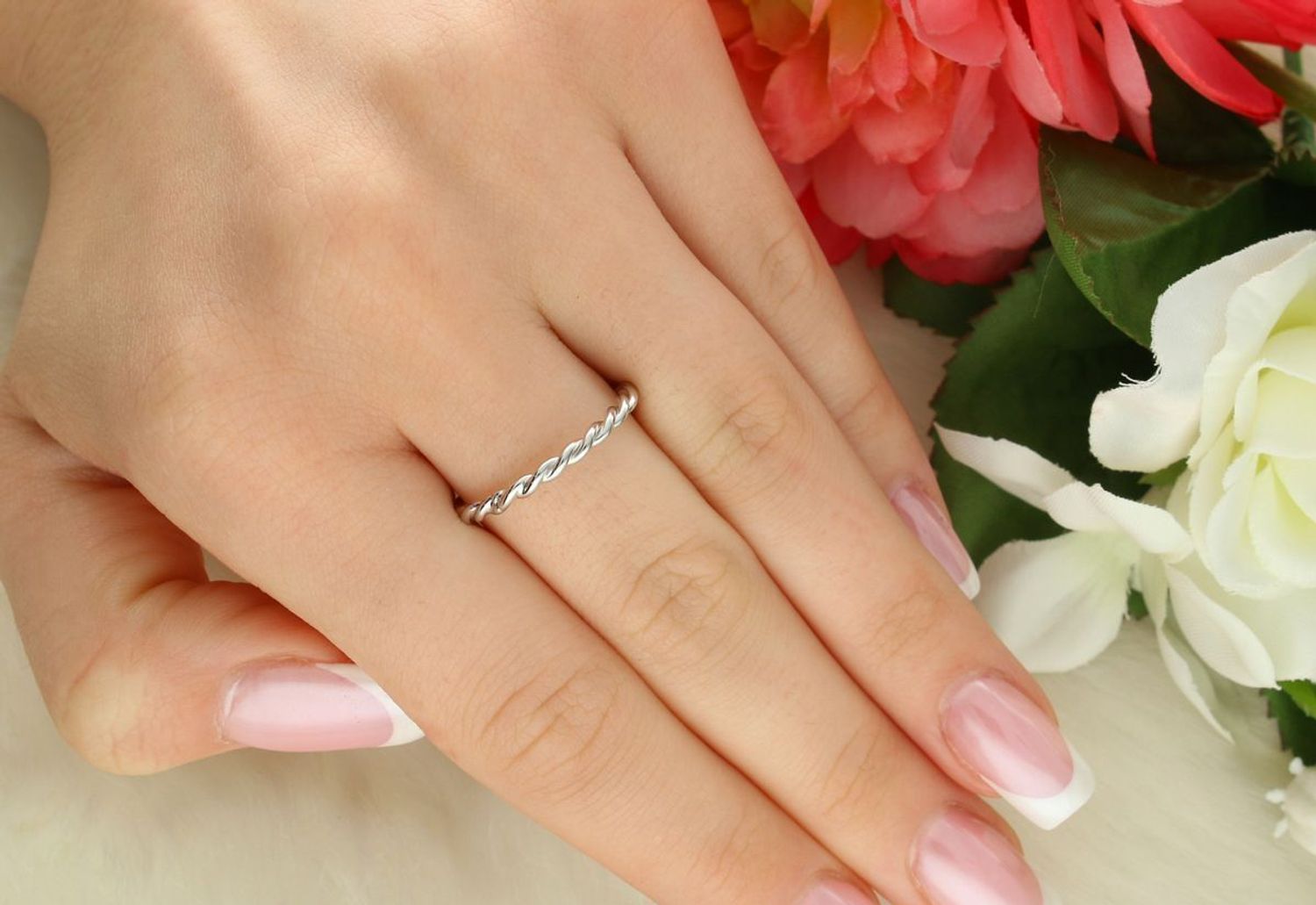 Elegancki srebrny pierścień damski marki MINET wykonany z rodowanego srebra próby 925. Delikatny i ponadczasowy design, idealny na co dzień i na specjalne okazje.1.jpg