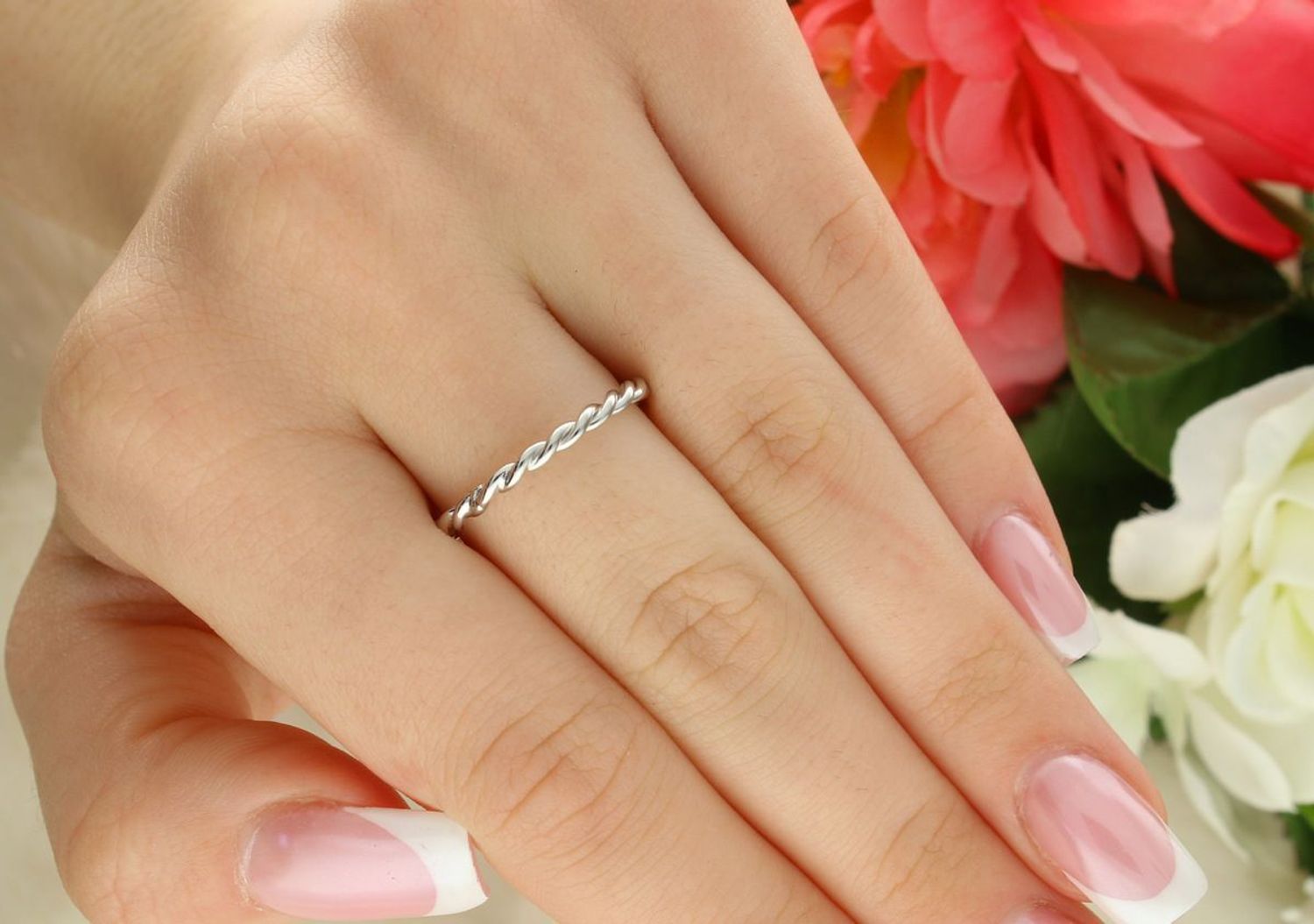 Elegancki srebrny pierścień damski marki MINET wykonany z rodowanego srebra próby 925. Delikatny i ponadczasowy design, idealny na co dzień i na specjalne okazje.1.jpg