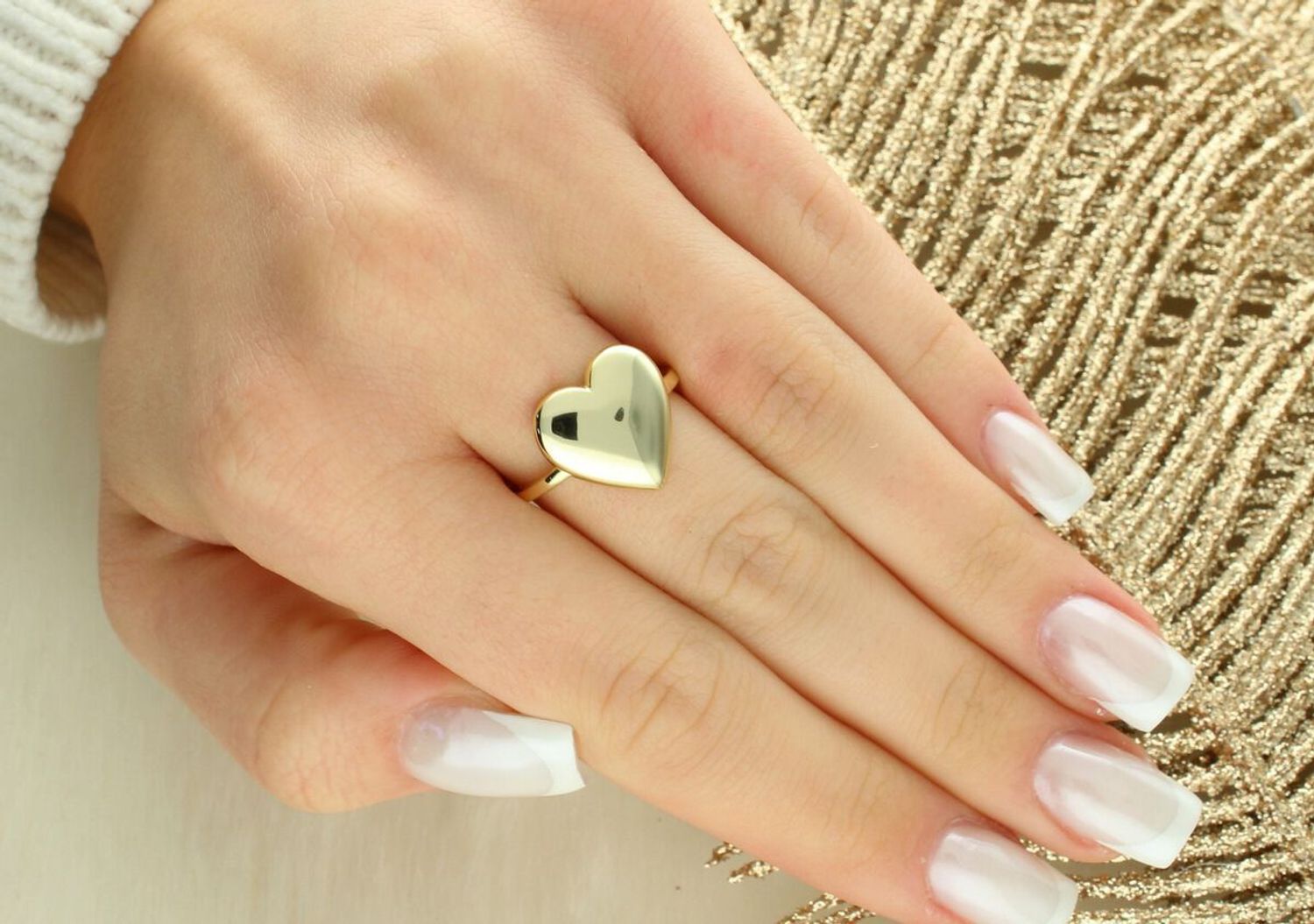 Elegancki pierścionek MINET z motywem serca, wykonany z pozłacanego srebra. Lekki (3,15 g), szerokość 1–15 mm. Idealny na co dzień i specjalne okazje. Biżuteria z klasą i przesłaniem.1.jpg