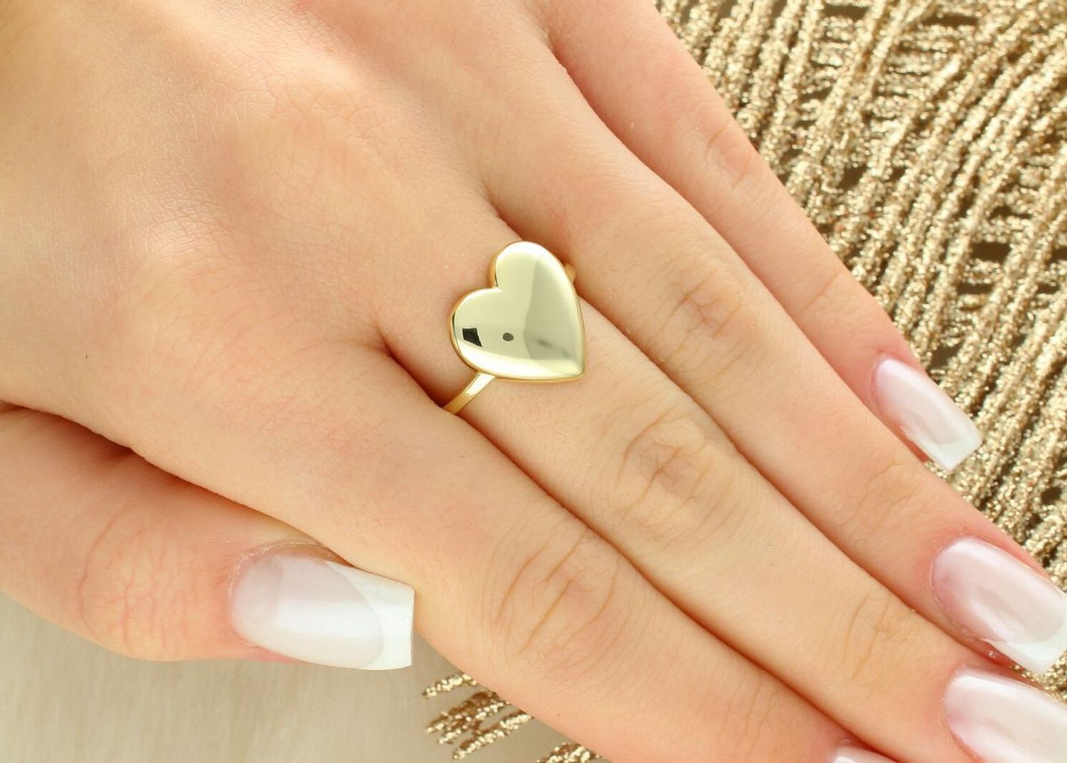 Elegancki pierścionek MINET z motywem serca, wykonany z pozłacanego srebra. Lekki (3,15 g), szerokość 1–15 mm. Idealny na co dzień i specjalne okazje. Biżuteria z klasą i przesłaniem.1.jpg