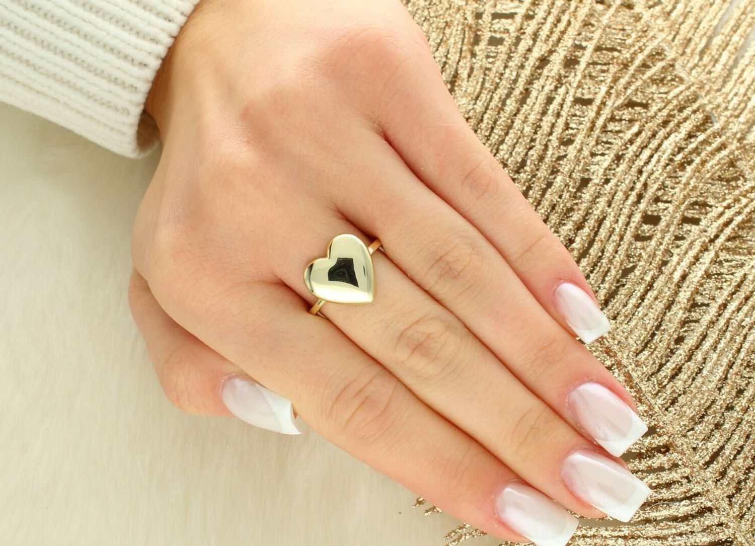 Elegancki pierścionek MINET z motywem serca, wykonany z pozłacanego srebra. Lekki (3,15 g), szerokość 1–15 mm. Idealny na co dzień i specjalne okazje. Biżuteria z klasą i przesłaniem.1.jpg