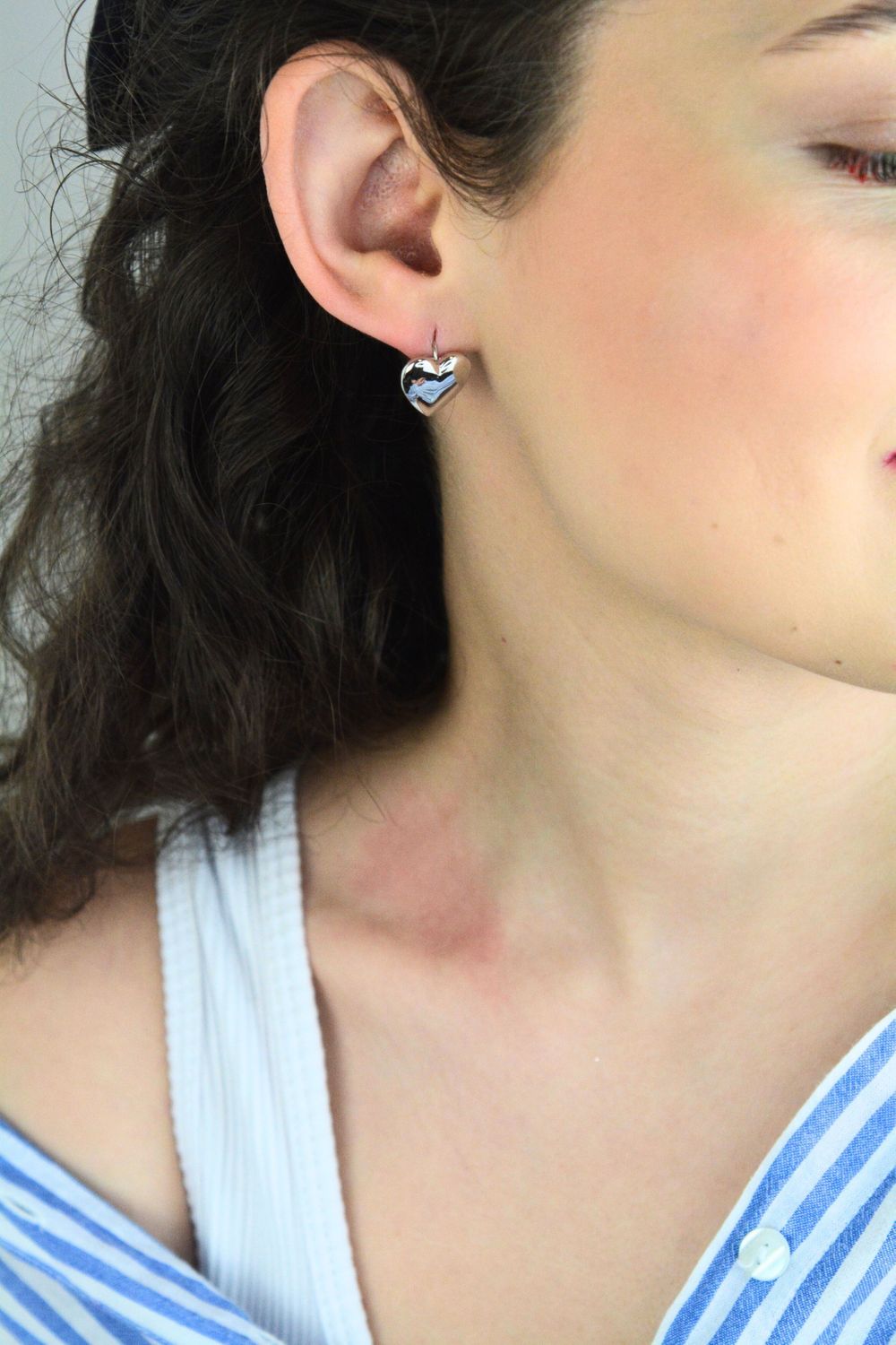 Eleganckie srebrne kolczyki serca MINET z rodowanego srebra próby 925. Delikatny design, idealne na codzień i wyjątkowe okazje. Sprawdź i zamów online!1.jpg