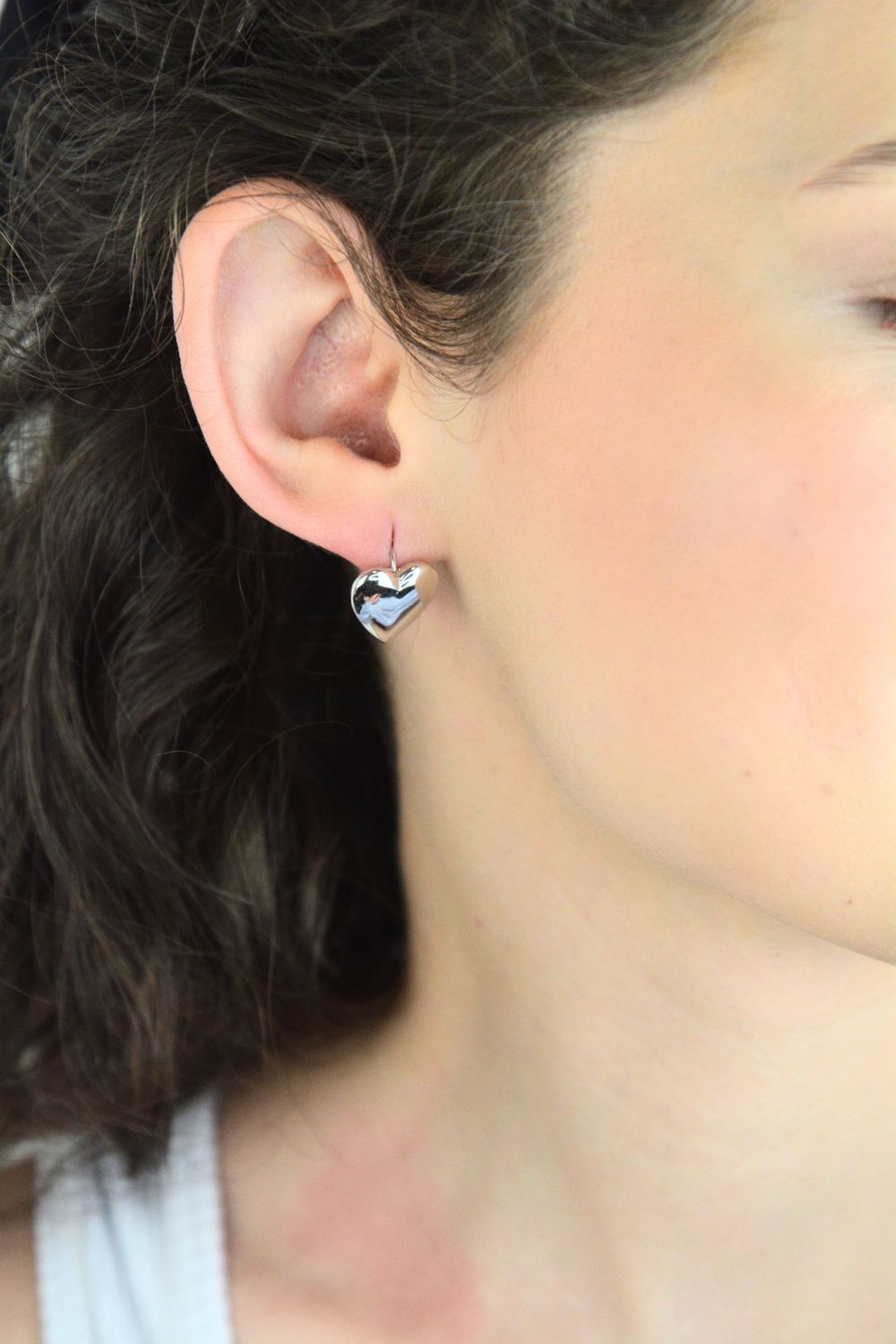 Eleganckie srebrne kolczyki serca MINET z rodowanego srebra próby 925. Delikatny design, idealne na codzień i wyjątkowe okazje. Sprawdź i zamów online!1.jpg