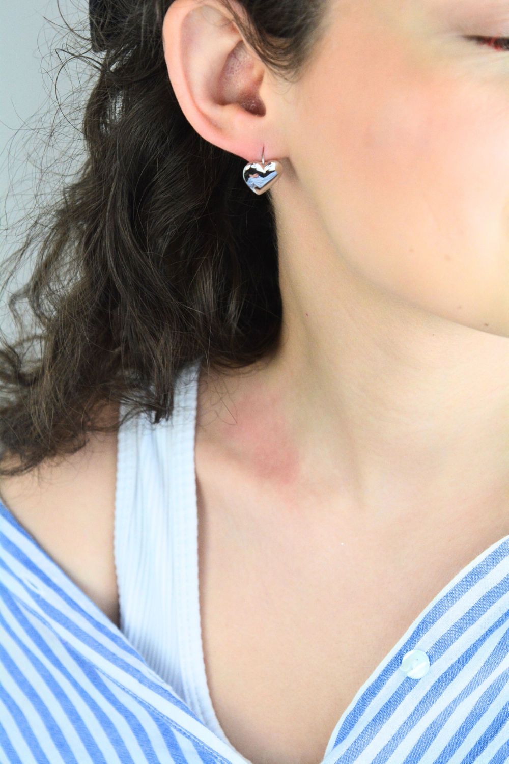 Eleganckie srebrne kolczyki serca MINET z rodowanego srebra próby 925. Delikatny design, idealne na codzień i wyjątkowe okazje. Sprawdź i zamów online!1.jpg