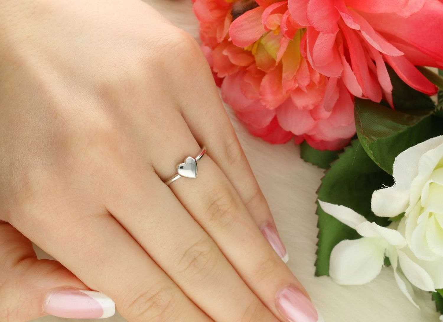 Srebrny pierścionek MINET z motywem serca, rozmiar 12. Wykonany ze srebra próby 925 z rodowanym wykończeniem. Idealny prezent dla ukochanej.1.jpg