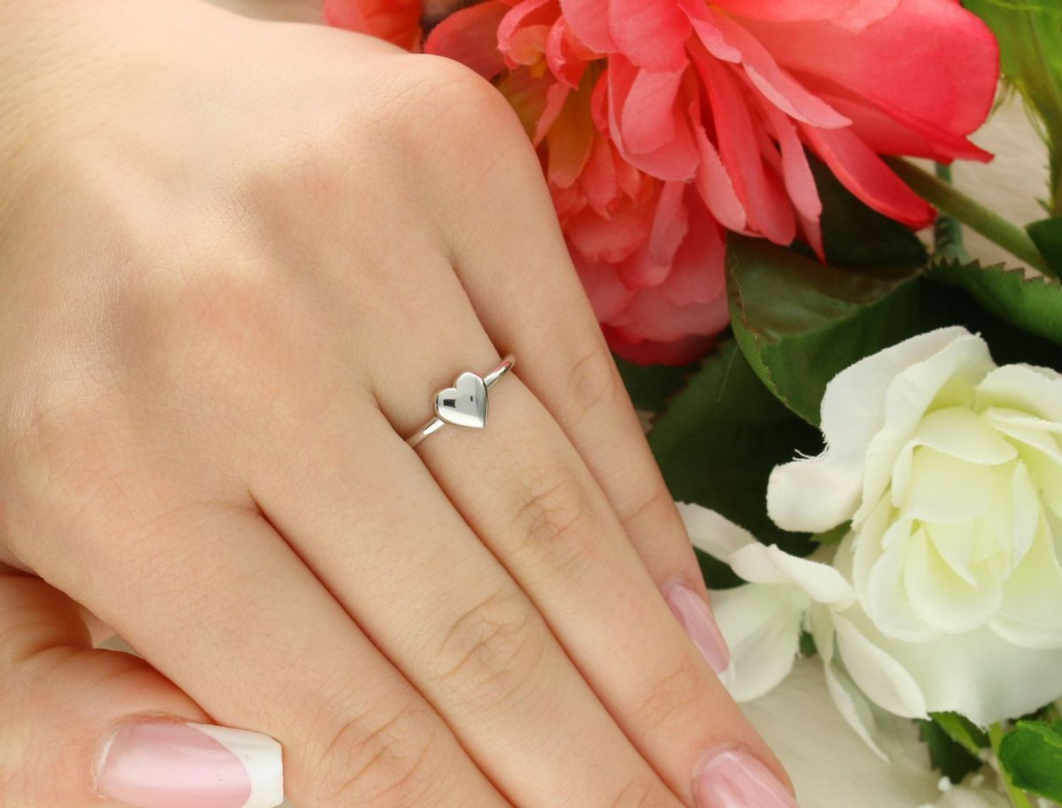 Srebrny pierścionek MINET z motywem serca, rozmiar 12. Wykonany ze srebra próby 925 z rodowanym wykończeniem. Idealny prezent dla ukochanej.1.jpg