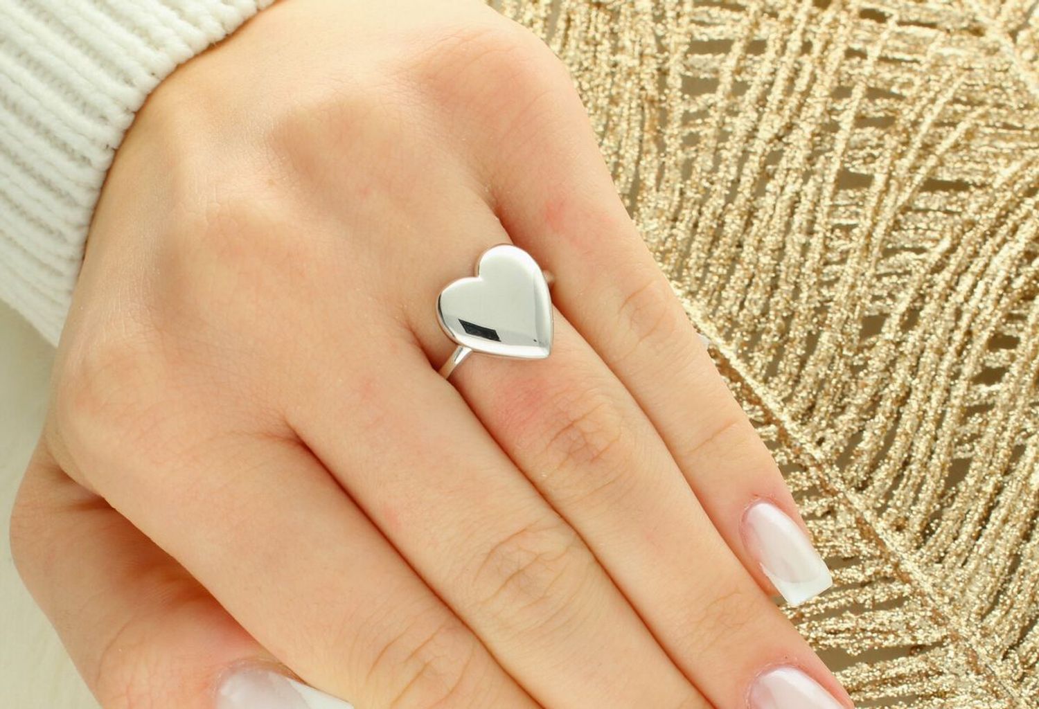 Elegancki pierścionek MINET z motywem serca, wykonany z rodowanego srebra. Wymiary 15x15 mm, waga 3,55 g. Uniwersalny i stylowy dodatek na co dzień i na specjalne okazje.1.jpg
