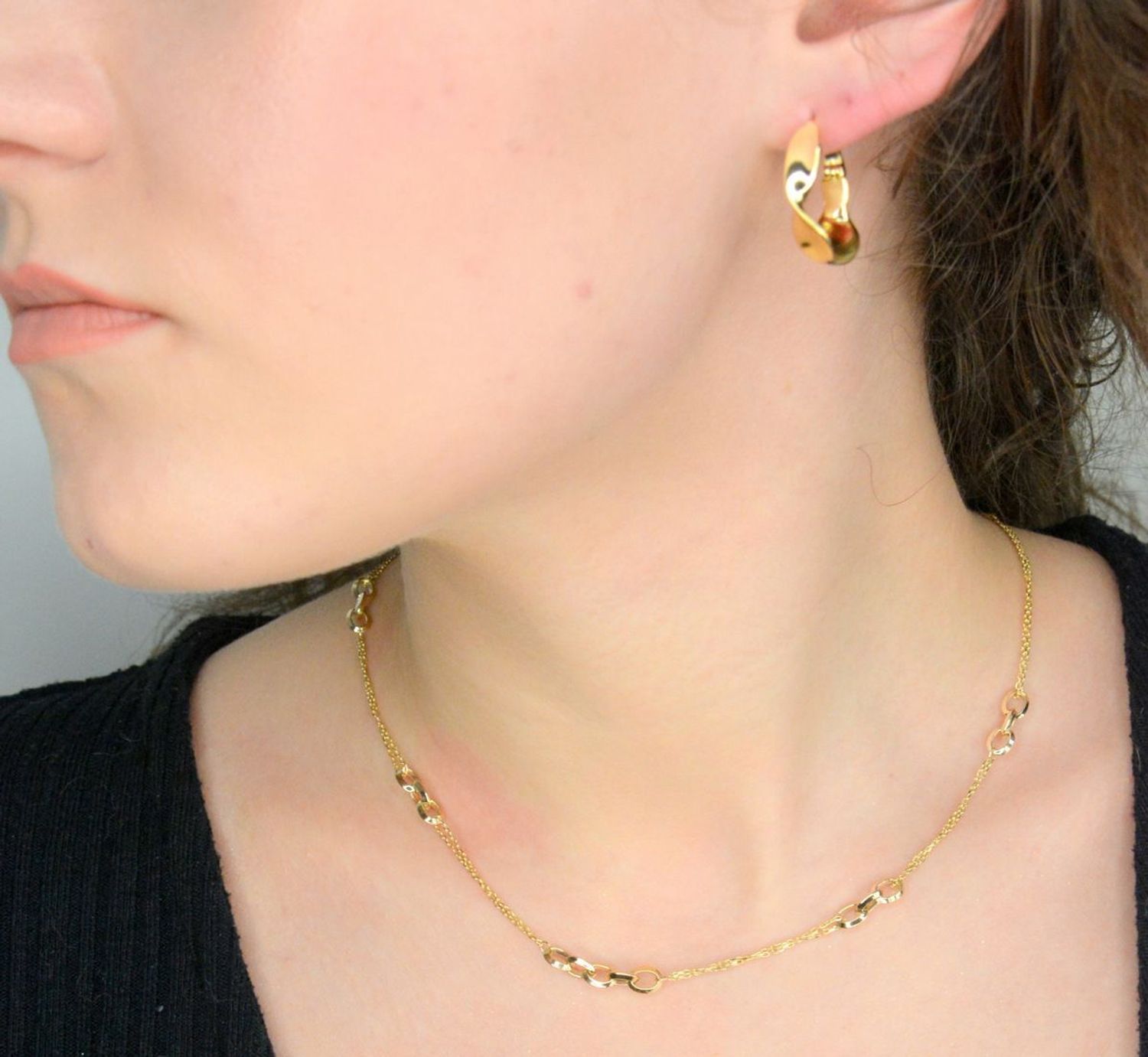 Kolczyki srebrne koła falowane pr 925, JMAS0284GE00 Srebrne kolczyki zostały wykonane z najwyższej jakości srebra próby 925. Idealny prezent dla każdej kobiety. Srebrne kolczyki posiadają bardzo 1.jpg