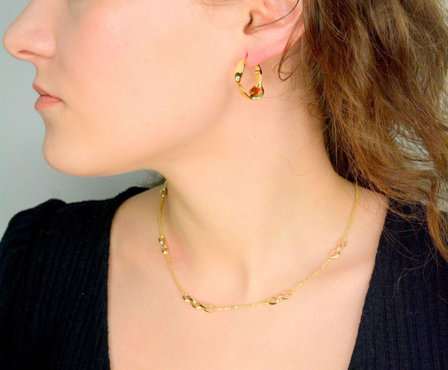 Kolczyki srebrne koła falowane pr 925, JMAS0284GE00 Srebrne kolczyki zostały wykonane z najwyższej jakości srebra próby 925. Idealny prezent dla każdej kobiety. Srebrne kolczyki posiadają bardzo 1.jpg