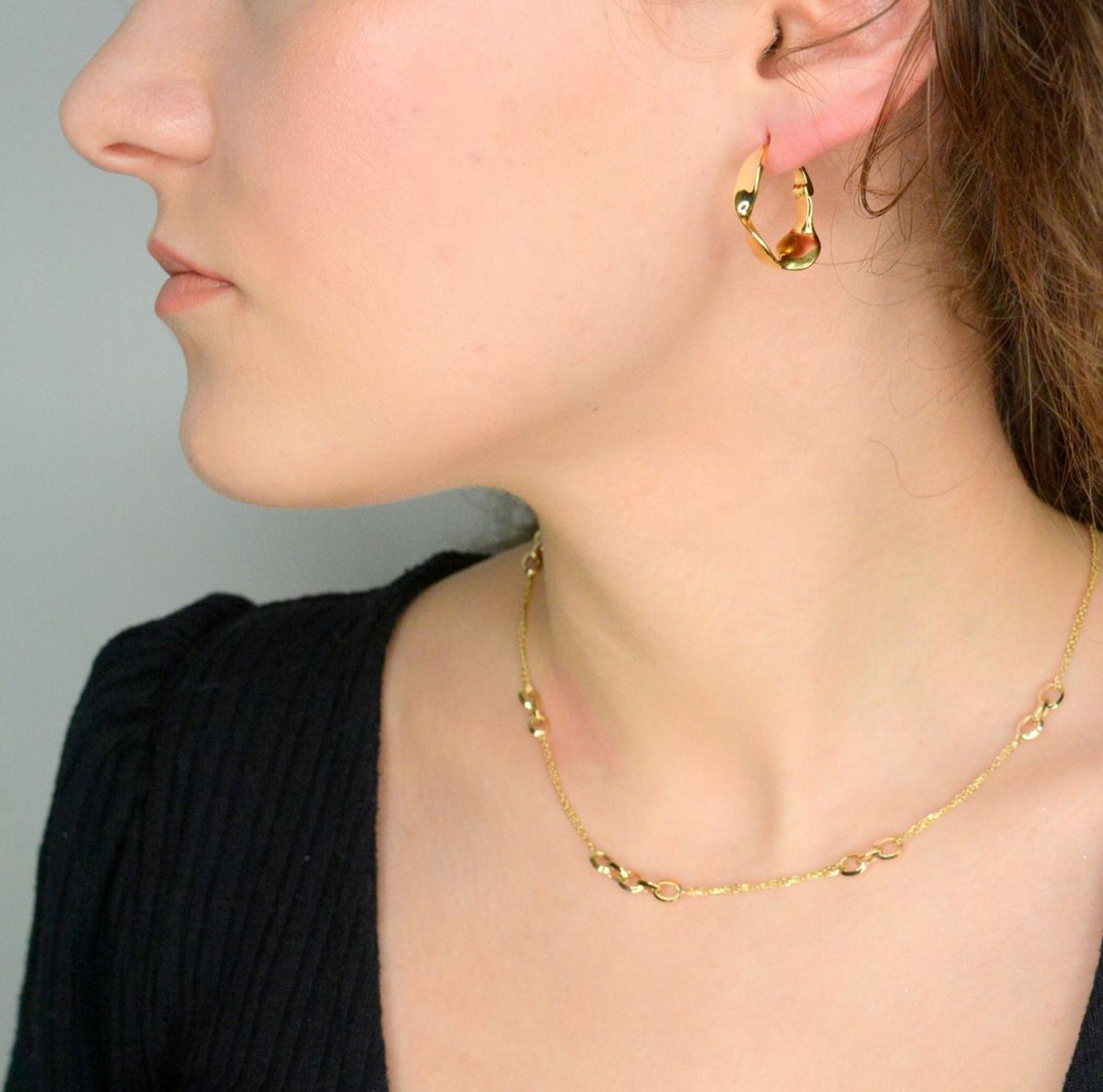 Kolczyki srebrne koła falowane pr 925, JMAS0284GE00 Srebrne kolczyki zostały wykonane z najwyższej jakości srebra próby 925. Idealny prezent dla każdej kobiety. Srebrne kolczyki posiadają bardzo 1.jpg