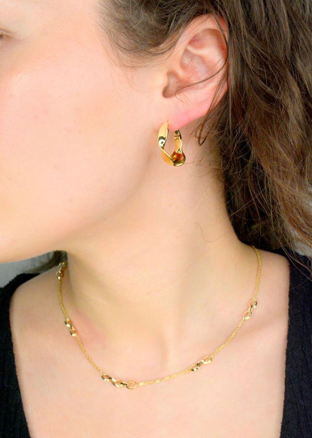 Kolczyki srebrne koła falowane pr 925, JMAS0284GE00 Srebrne kolczyki zostały wykonane z najwyższej jakości srebra próby 925. Idealny prezent dla każdej kobiety. Srebrne kolczyki posiadają bardzo 1.jpg