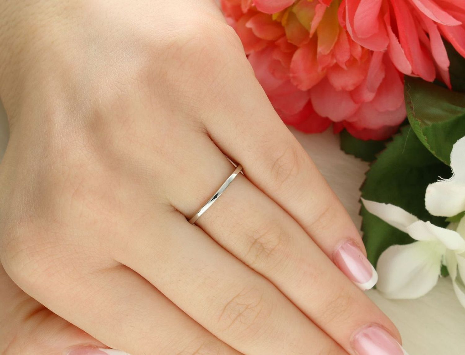 Subtelny srebrny pierścionek JMAS0285BR z niebieską i białą cyrkonią. Wykonany ze srebra próby 925, szerokość ozdobnego elementu 7×2 mm.1.jpg