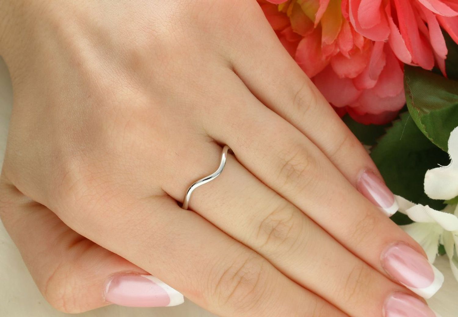 Srebrny skręcony pierścionek MINET, rozmiar 12. Wykonany ze srebra rodowanego próby 925. Nowoczesny i elegancki design. Idealny na co dzień i na prezent.1.jpg