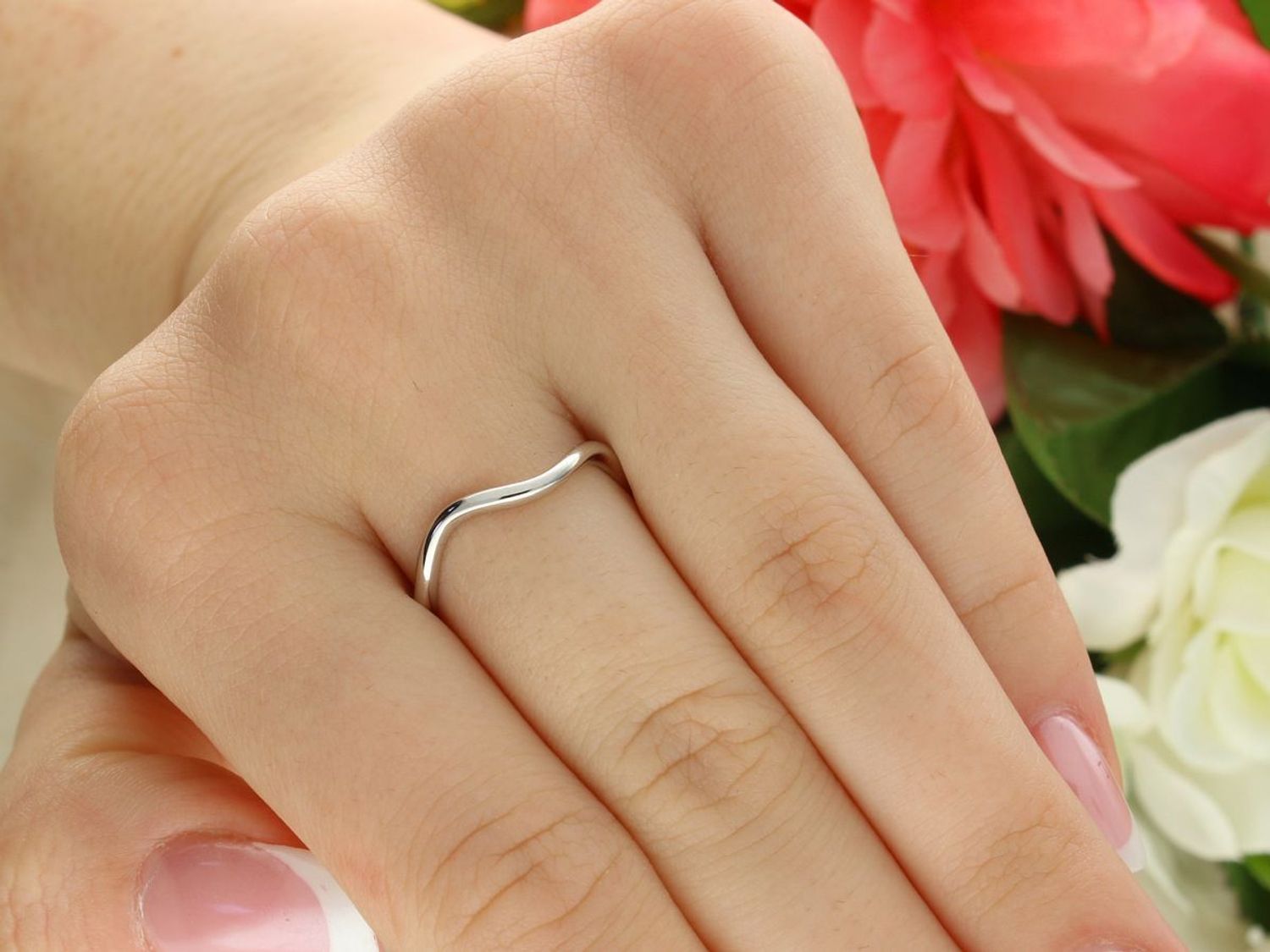 Srebrny skręcony pierścionek MINET, rozmiar 12. Wykonany ze srebra rodowanego próby 925. Nowoczesny i elegancki design. Idealny na co dzień i na prezent.1.jpg