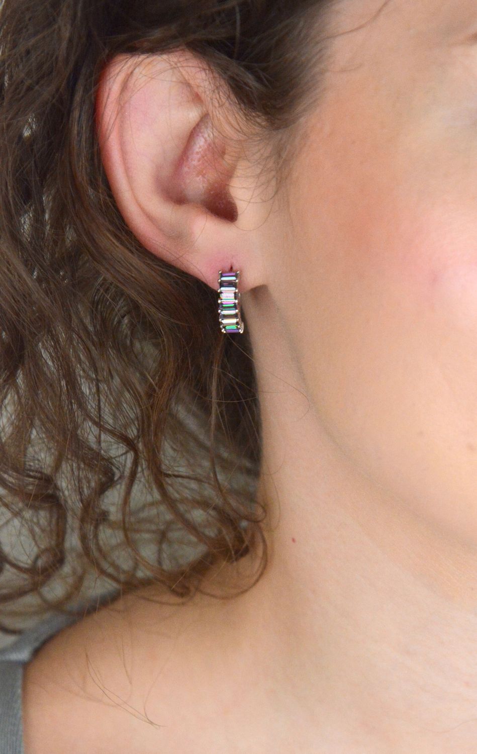 Luksusowe kolczyki MINET z rodowanego srebra Ag 925, ozdobione cyrkoniami. Kolor różowo-zielone. Idealne na specjalne okazje i na co dzień. Model JMAS0293ME00.1.jpg