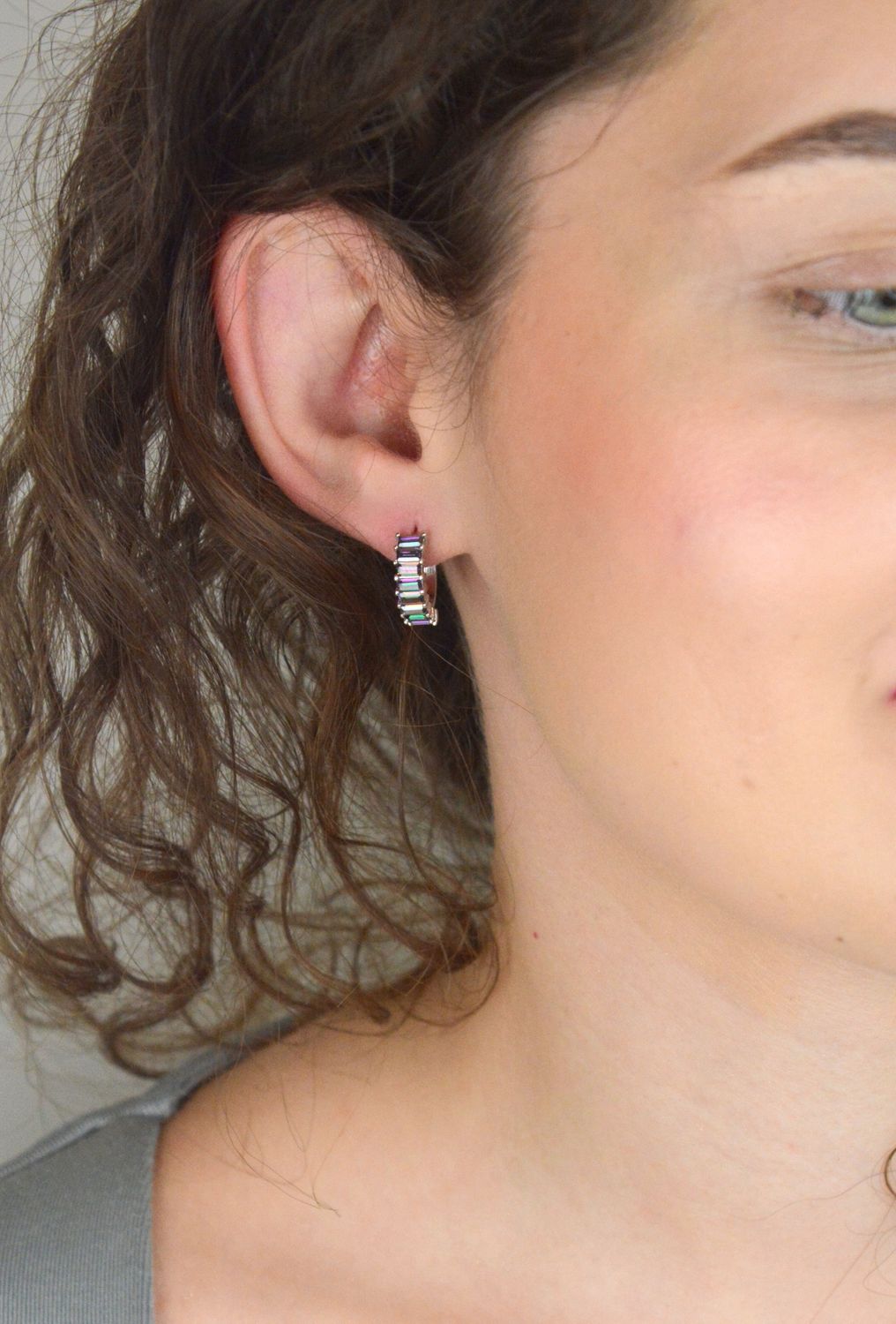 Luksusowe kolczyki MINET z rodowanego srebra Ag 925, ozdobione cyrkoniami. Kolor różowo-zielone. Idealne na specjalne okazje i na co dzień. Model JMAS0293ME00.1.jpg