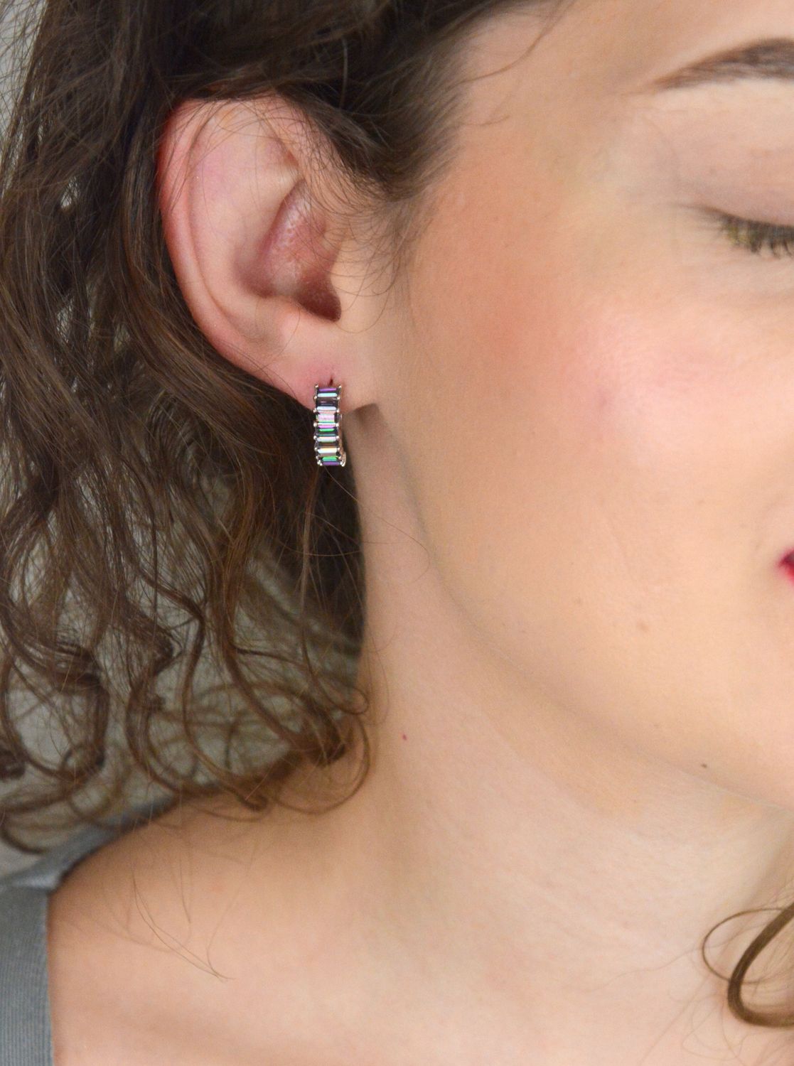 Luksusowe kolczyki MINET z rodowanego srebra Ag 925, ozdobione cyrkoniami. Kolor różowo-zielone. Idealne na specjalne okazje i na co dzień. Model JMAS0293ME00.1.jpg