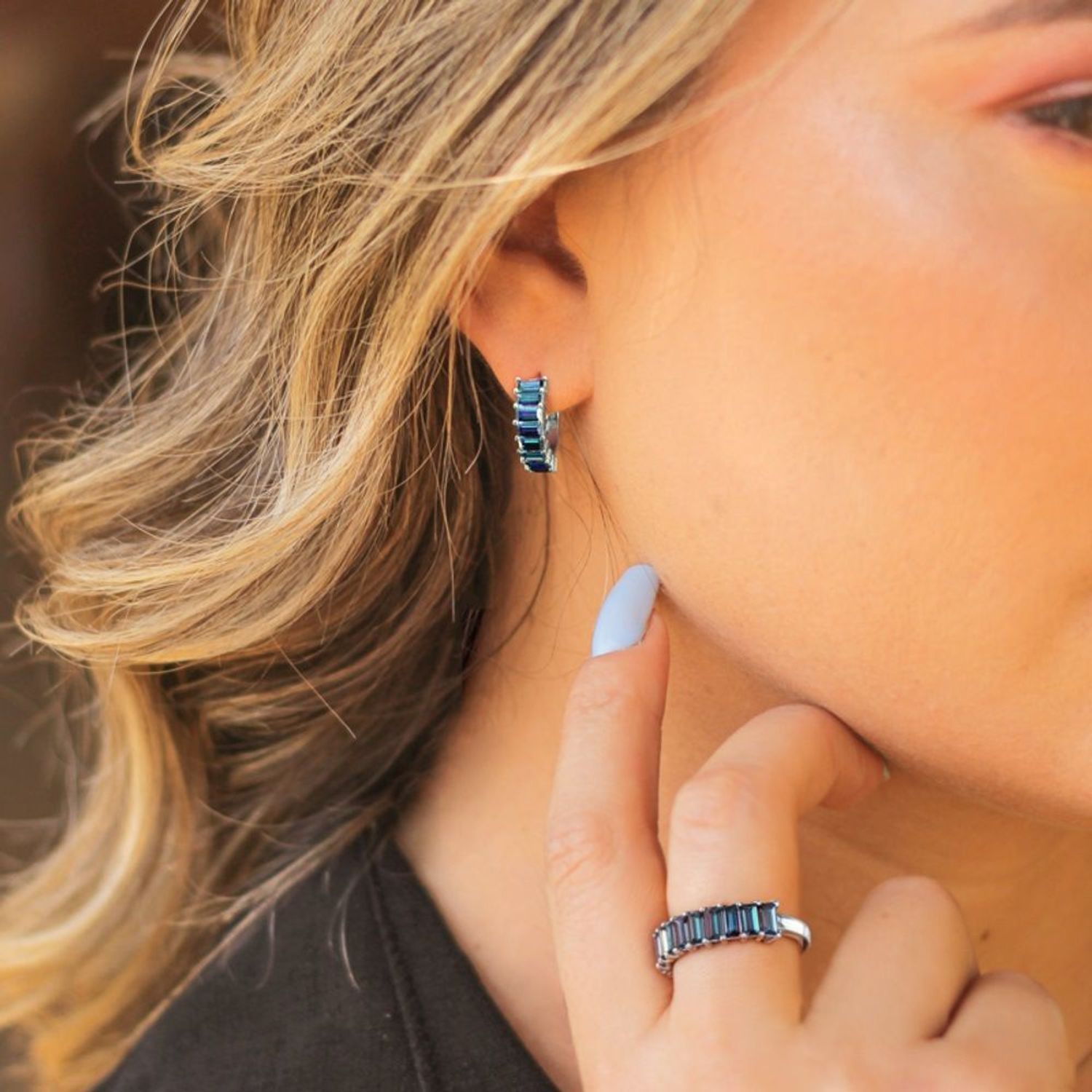 Luksusowe kolczyki MINET z rodowanego srebra Ag 925, ozdobione cyrkoniami. Kolor różowo-zielone. Idealne na specjalne okazje i na co dzień. Model JMAS0293ME00.1.jpg