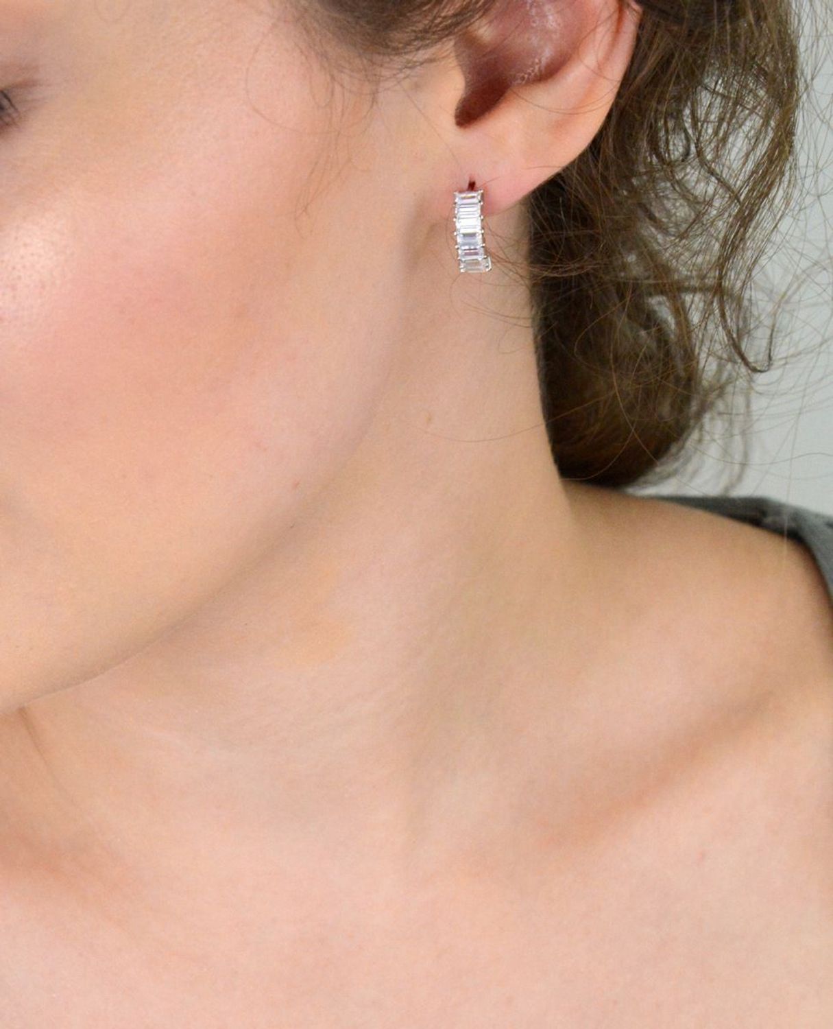 Ekskluzywne kolczyki srebrne marki MINET z połyskującymi białymi cyrkoniami, wykonane z rodowanego srebra próby 925. Idealne do codziennych i wieczorowych stylizacji.1.jpg