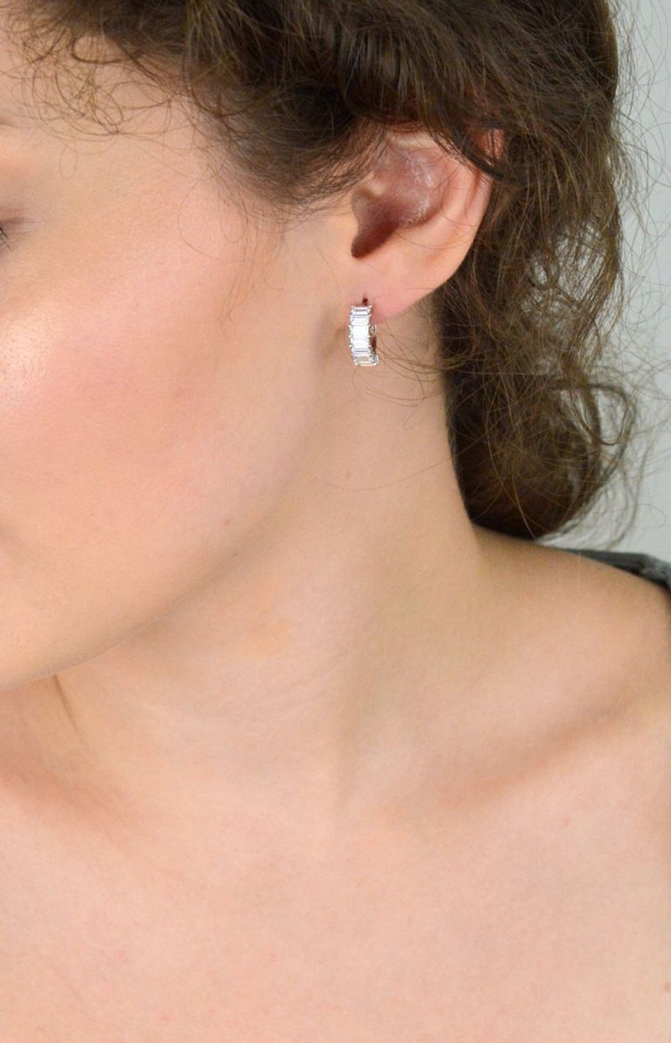 Ekskluzywne kolczyki srebrne marki MINET z połyskującymi białymi cyrkoniami, wykonane z rodowanego srebra próby 925. Idealne do codziennych i wieczorowych stylizacji.1.jpg