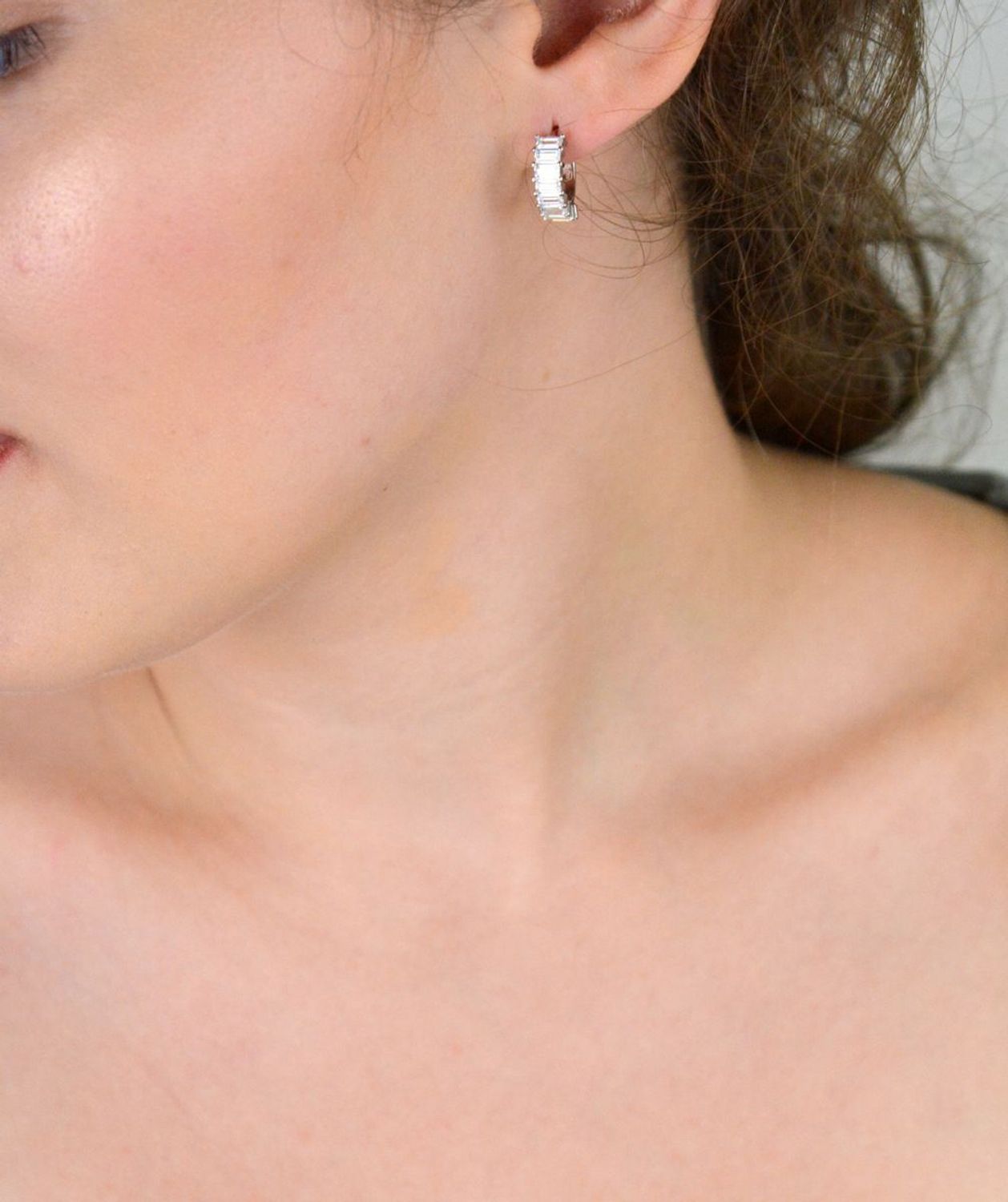 Ekskluzywne kolczyki srebrne marki MINET z połyskującymi białymi cyrkoniami, wykonane z rodowanego srebra próby 925. Idealne do codziennych i wieczorowych stylizacji.1.jpg