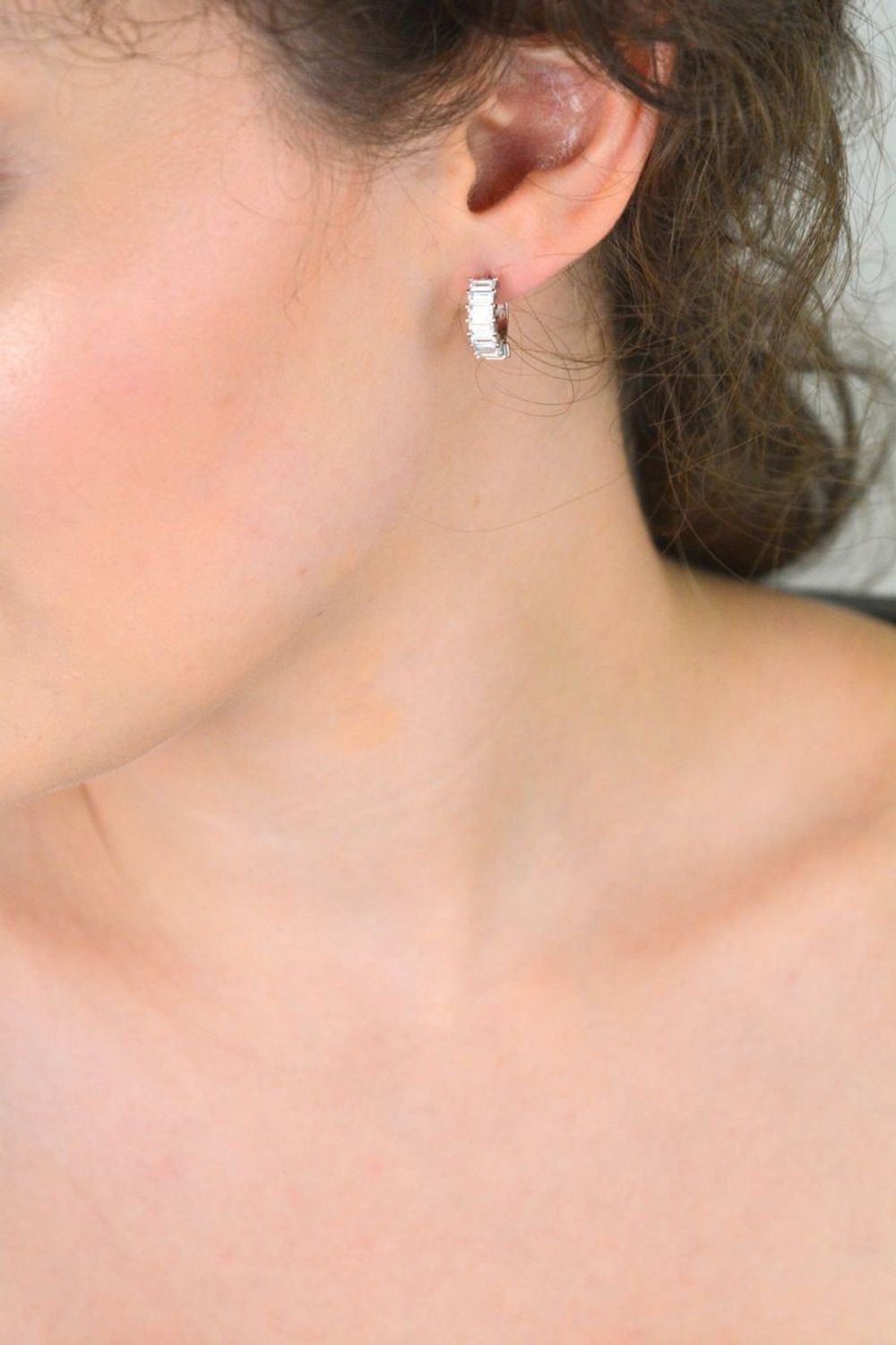 Ekskluzywne kolczyki srebrne marki MINET z połyskującymi białymi cyrkoniami, wykonane z rodowanego srebra próby 925. Idealne do codziennych i wieczorowych stylizacji.1.jpg