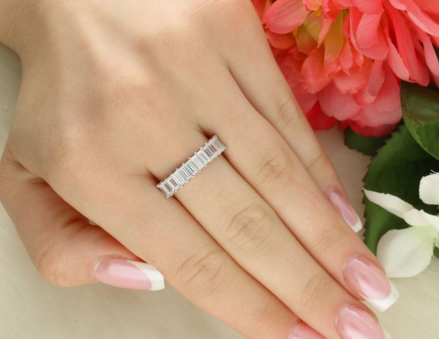 Elegancki pierścień srebrny marki MINET z białymi cyrkoniami. Wykonany z rodowanego srebra próby 925, idealny na co dzień i wyjątkowe okazje. Sprawdź dostępne rozmiary!1.jpg