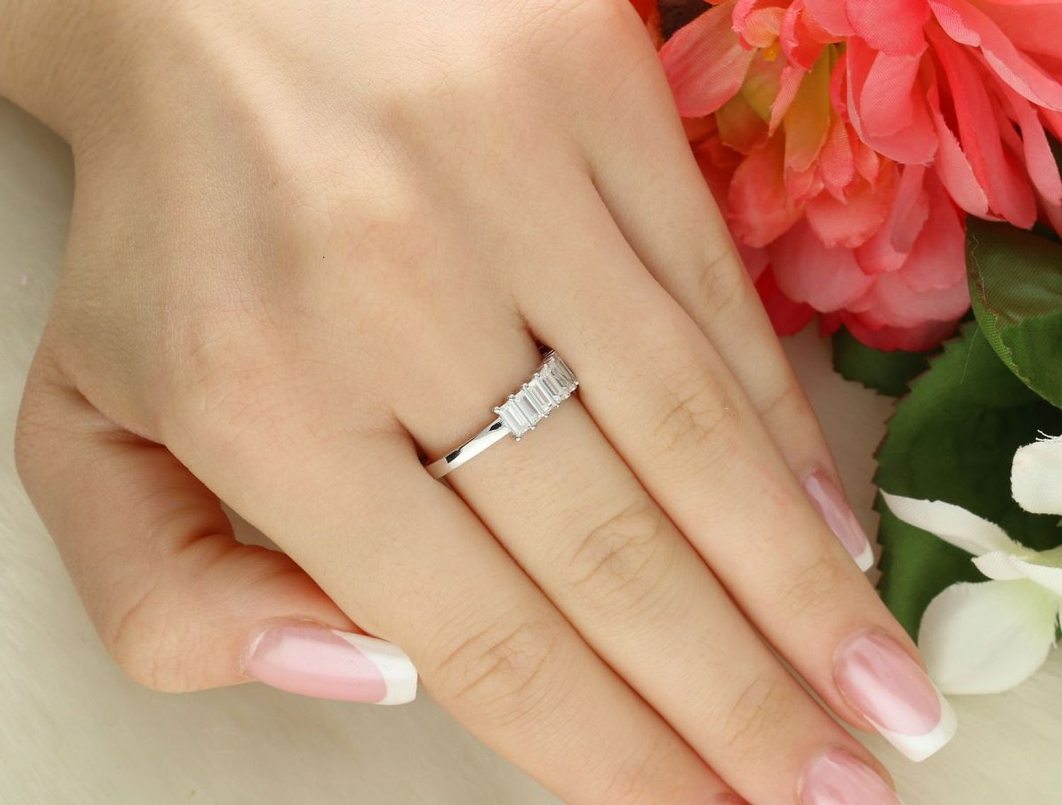 Elegancki pierścień srebrny marki MINET z białymi cyrkoniami. Wykonany z rodowanego srebra próby 925, idealny na co dzień i wyjątkowe okazje. Sprawdź dostępne rozmiary!1.jpg