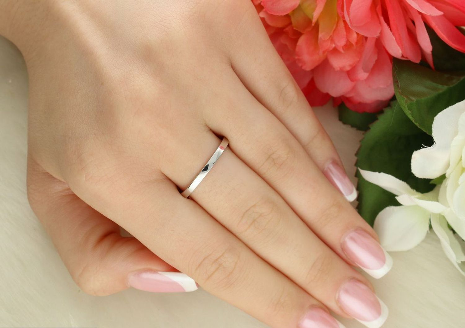 Elegancki pierścień srebrny marki MINET z białymi cyrkoniami. Wykonany z rodowanego srebra próby 925, idealny na co dzień i wyjątkowe okazje. Sprawdź dostępne rozmiary!1.jpg