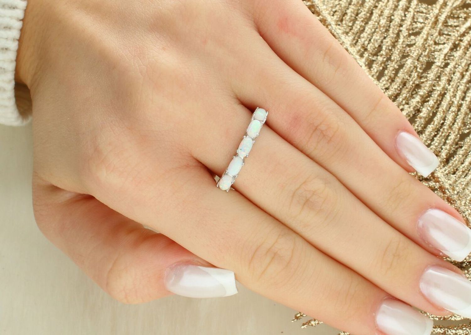 Elegancki pierścionek MINET z rodowanego srebra zdobiony syntetycznymi białymi opalami. Lekki i wygodny, o szerokości 1,5-3,5 mm i wadze 2,40 g. Idealny na co dzień i na wyjątkowe okazje.1.jpg