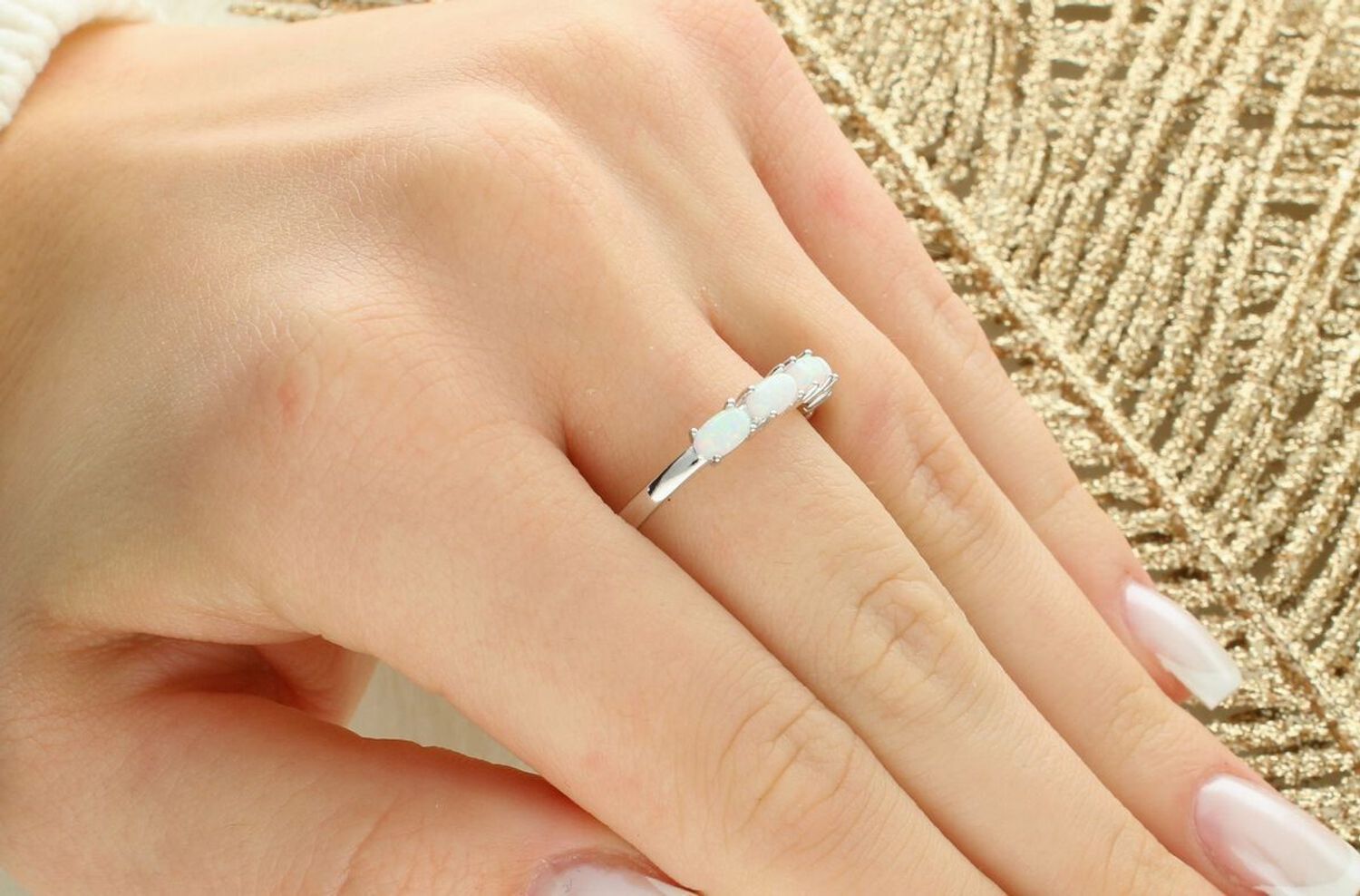 Elegancki pierścionek MINET z rodowanego srebra zdobiony syntetycznymi białymi opalami. Lekki i wygodny, o szerokości 1,5-3,5 mm i wadze 2,40 g. Idealny na co dzień i na wyjątkowe okazje.1.jpg