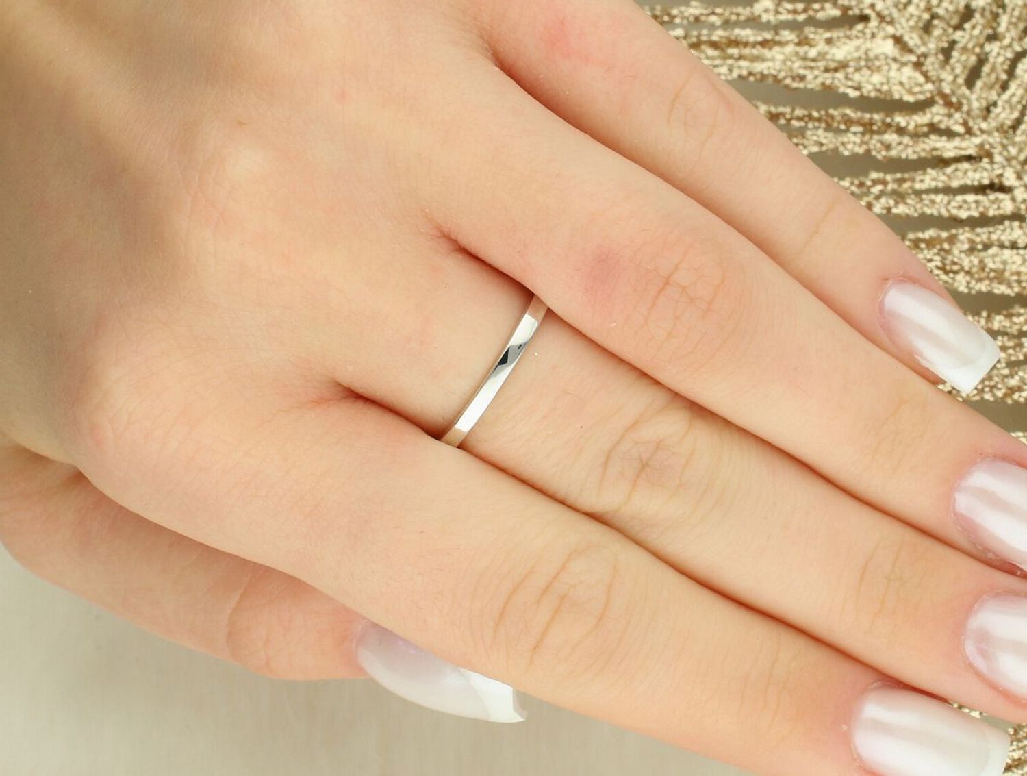 Elegancki pierścionek MINET z rodowanego srebra zdobiony syntetycznymi białymi opalami. Lekki i wygodny, o szerokości 1,5-3,5 mm i wadze 2,40 g. Idealny na co dzień i na wyjątkowe okazje.1.jpg