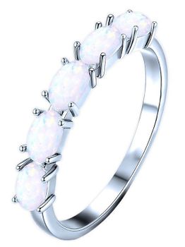 Elegancki pierścionek MINET z rodowanego srebra zdobiony syntetycznymi białymi opalami. Lekki i wygodny, o szerokości 1,5-3,5 mm i wadze 2,40 g. Idealny na co dzień i na wyjątkowe okazje.1.jpg