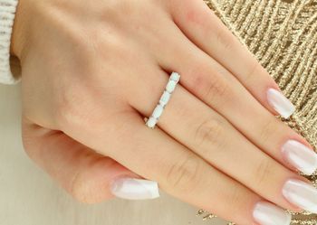 MINET pierścionek rodowany srebrny z białymi opalami – waga 2,40 g, szerokość 1,5-3,5 mm prs.jpg