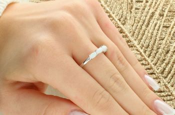 MINET pierścionek rodowany srebrny z białymi opalami – waga 2,40 g, szerokość 1,5-3,5 mm rod.jpg