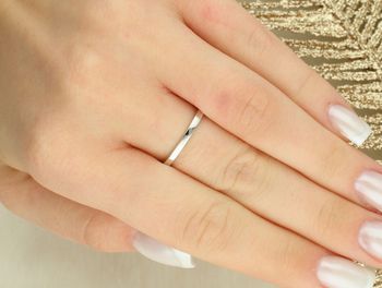 MINET pierścionek rodowany srebrny z białymi opalami – waga 2,40 g, szerokość 1,5-3,5 mm tył.jpg