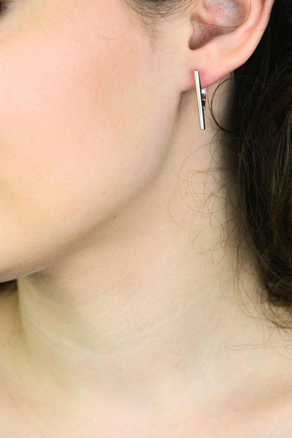 Odkryj srebrne kolczyki MINET z rodowanego Ag 925 – subtelny design, lekkość i wygodne zapięcie. Idealne na co dzień i specjalne okazje.1.jpg