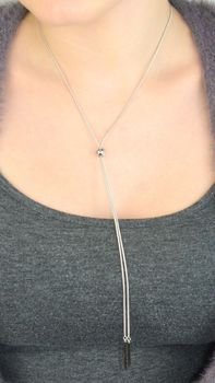 Elegancki srebrny naszyjnik MINET JMAS0296SN70, wykonany ze srebra próby 925, rodowany, długość 70 cm, regulowane zapięcie. Delikatny design idealny do codziennych stylizacji i na wyjątkowe okazje (4).JPG