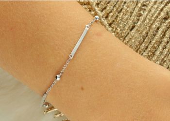 Elegancka srebrna bransoletka damska MINET z prętami i kulkami, rodowana. Regulowana długość 17+3 cm, idealna na co dzień i na specjalne okazje.2.jpg