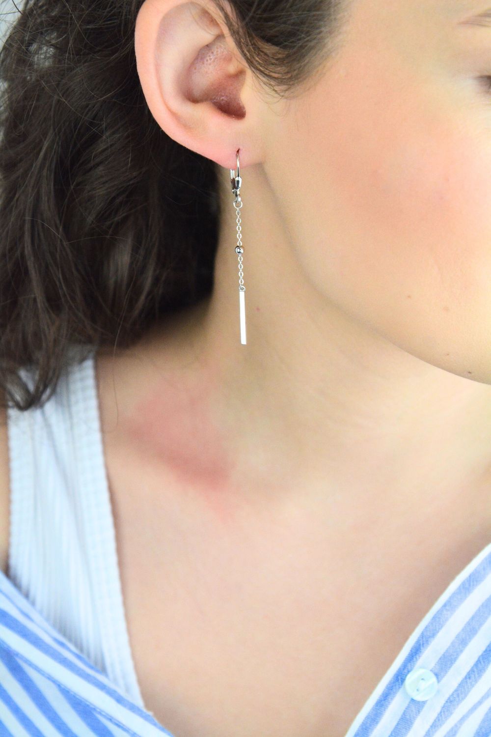 Eleganckie kolczyki wiszące MINET JMAS0303SE00, srebro próby 925, rodowane, z kulkami i pręcikami. Waga 1,95 g, zapięcie bigiel angielski. Idealny dodatek do codziennych i 1.jpg