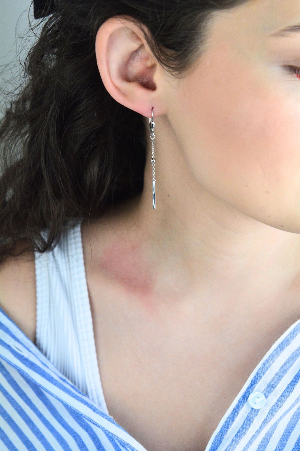 Eleganckie kolczyki wiszące MINET JMAS0303SE00, srebro próby 925, rodowane, z kulkami i pręcikami. Waga 1,95 g, zapięcie bigiel angielski. Idealny dodatek do codziennych i 1.jpg