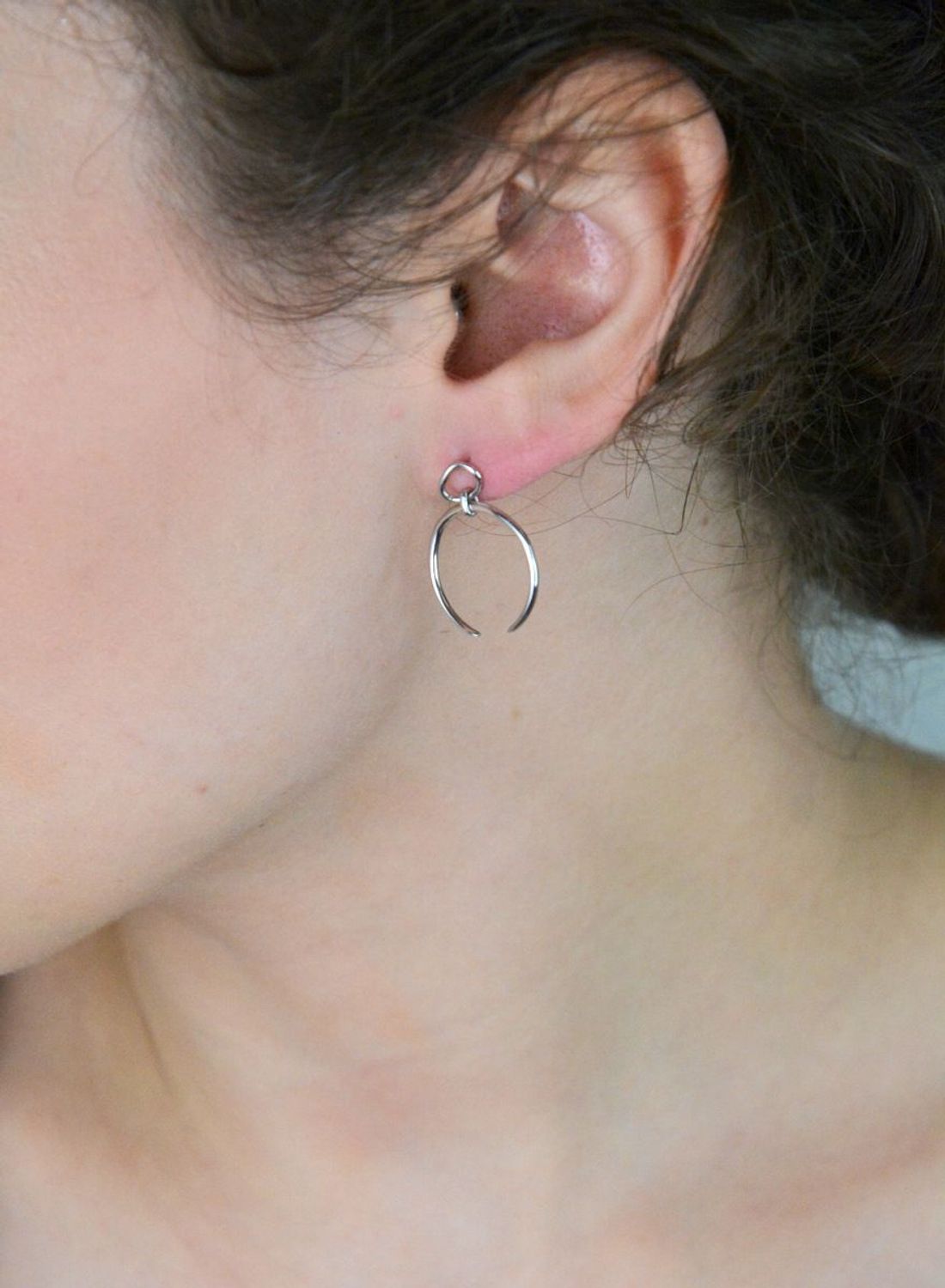 Nowoczesne kolczyki srebrne JMAS5024SE00 z motywem odwróconych księżyców. Próba 925, długość 2,5 cm, szerokość 2,0 cm, waga 1,70 g. Zapięcie na sztyft. Styl i oryginalność.1.jpg