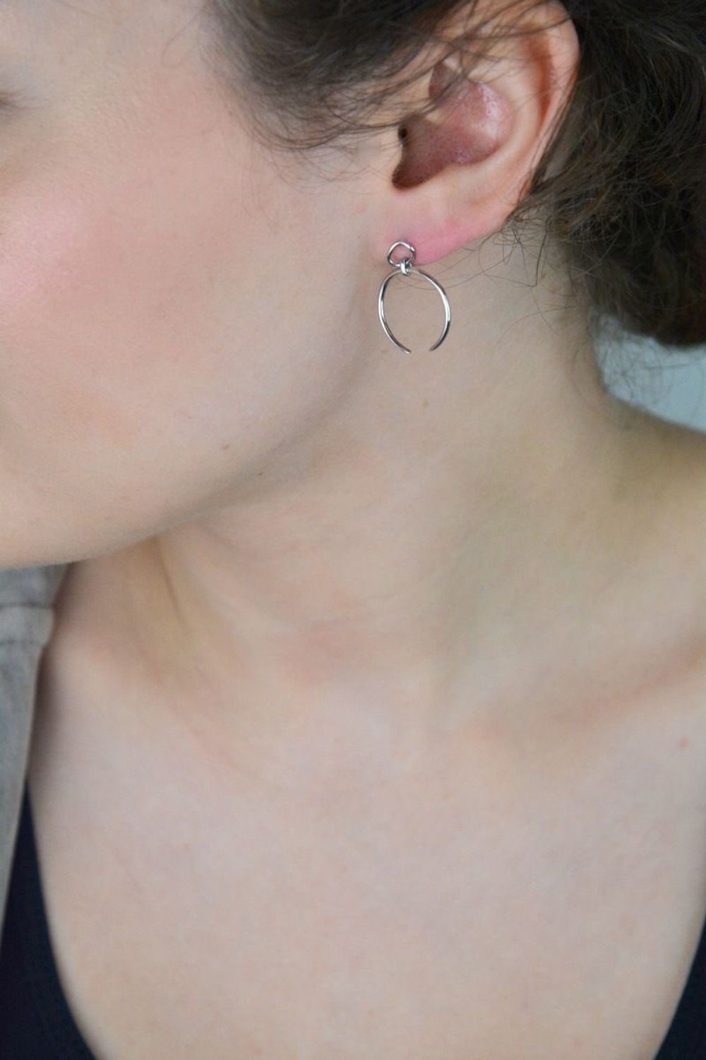 Nowoczesne kolczyki srebrne JMAS5024SE00 z motywem odwróconych księżyców. Próba 925, długość 2,5 cm, szerokość 2,0 cm, waga 1,70 g. Zapięcie na sztyft. Styl i oryginalność.1.jpg