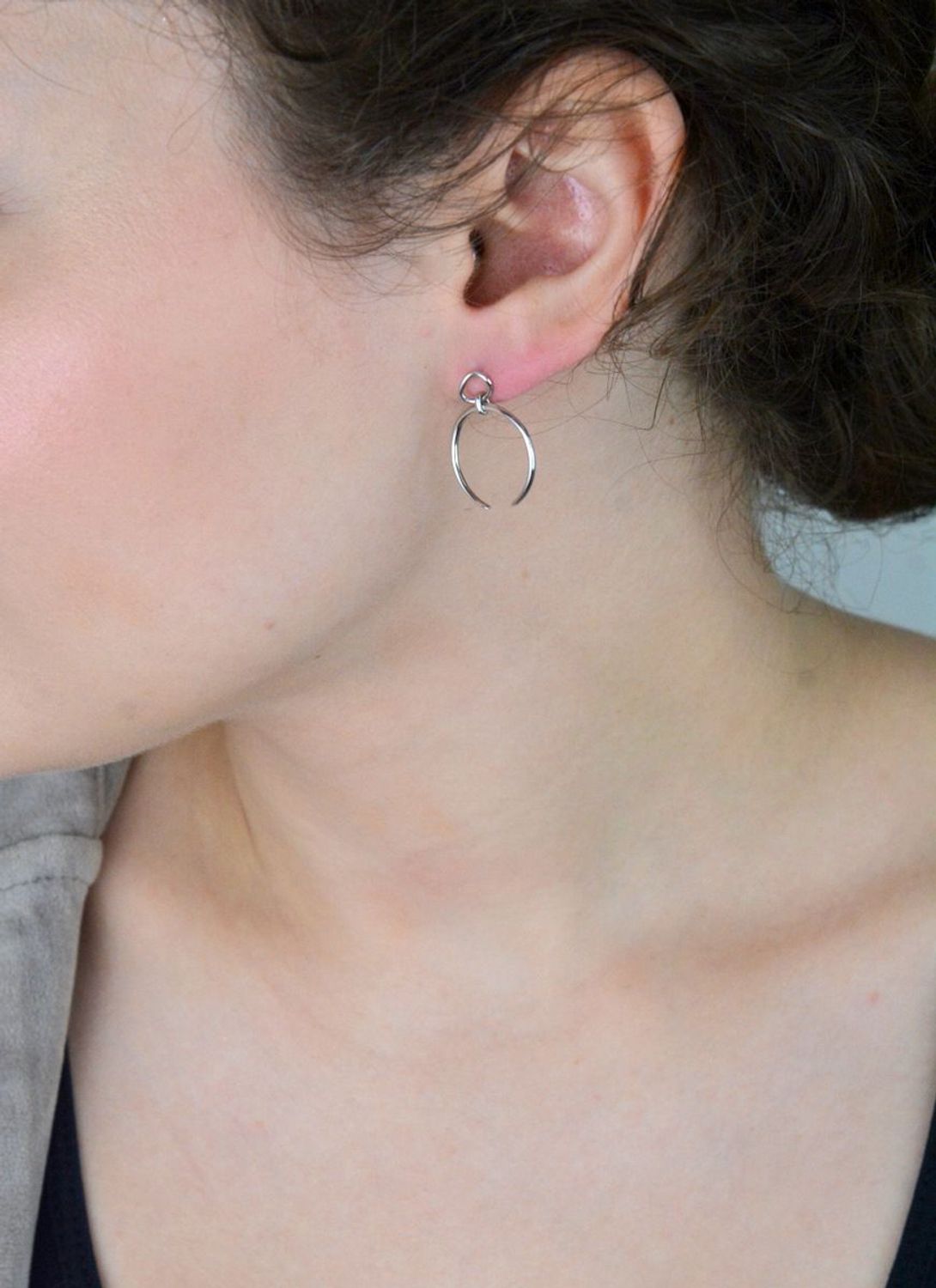 Nowoczesne kolczyki srebrne JMAS5024SE00 z motywem odwróconych księżyców. Próba 925, długość 2,5 cm, szerokość 2,0 cm, waga 1,70 g. Zapięcie na sztyft. Styl i oryginalność.1.jpg